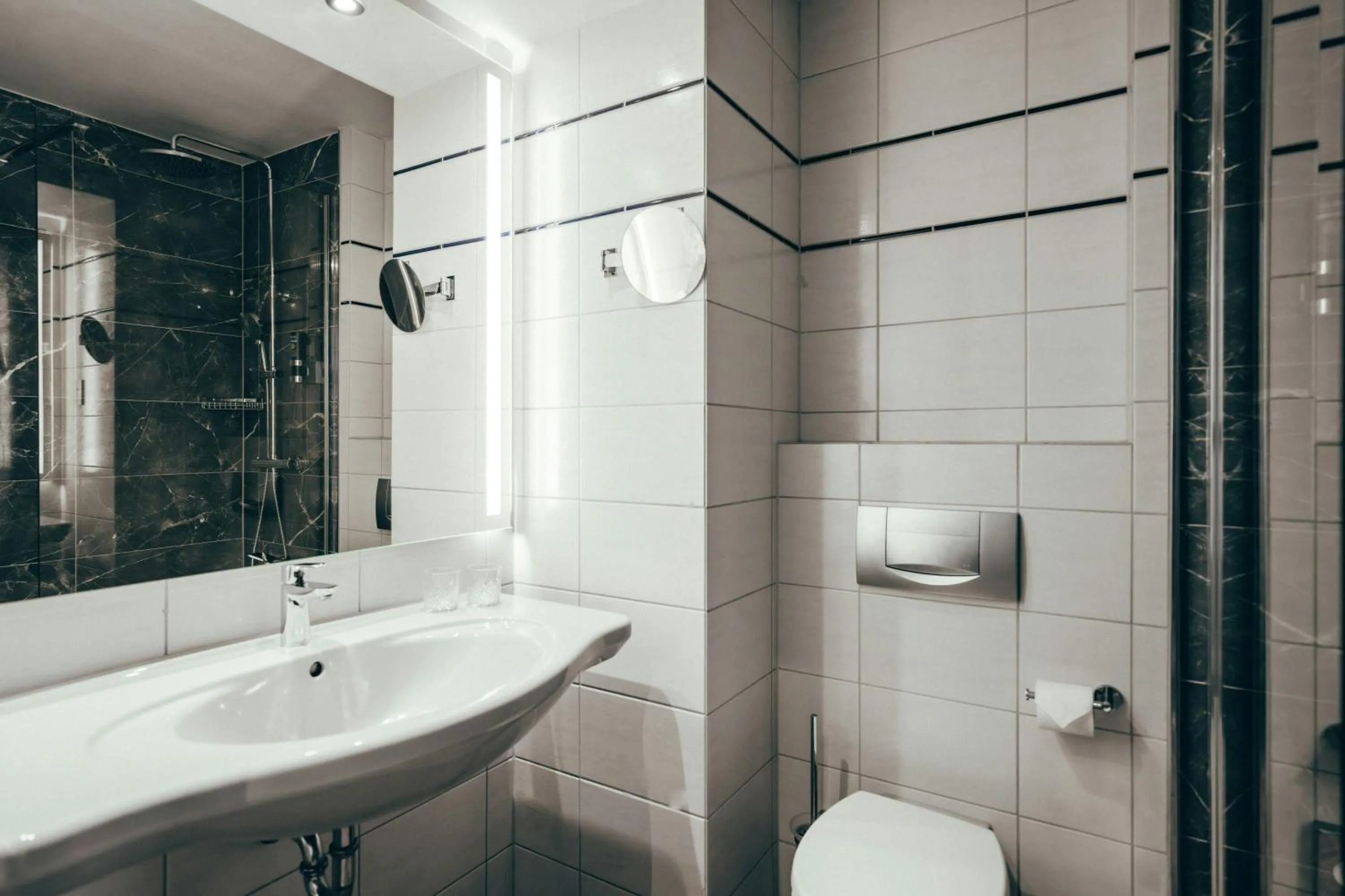 Bathroom in Leonardo Hotel Köln