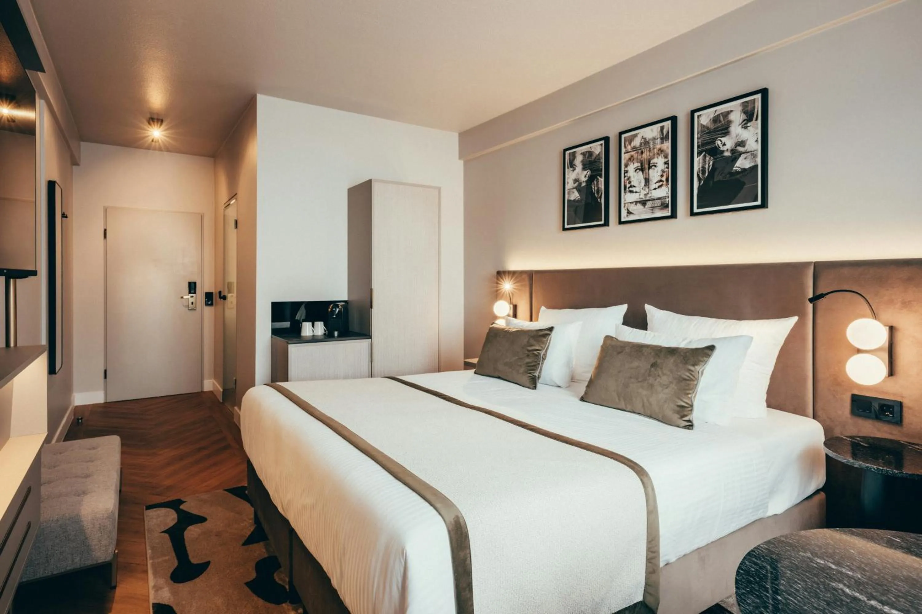 Photo of the whole room, Bed in Leonardo Hotel Köln