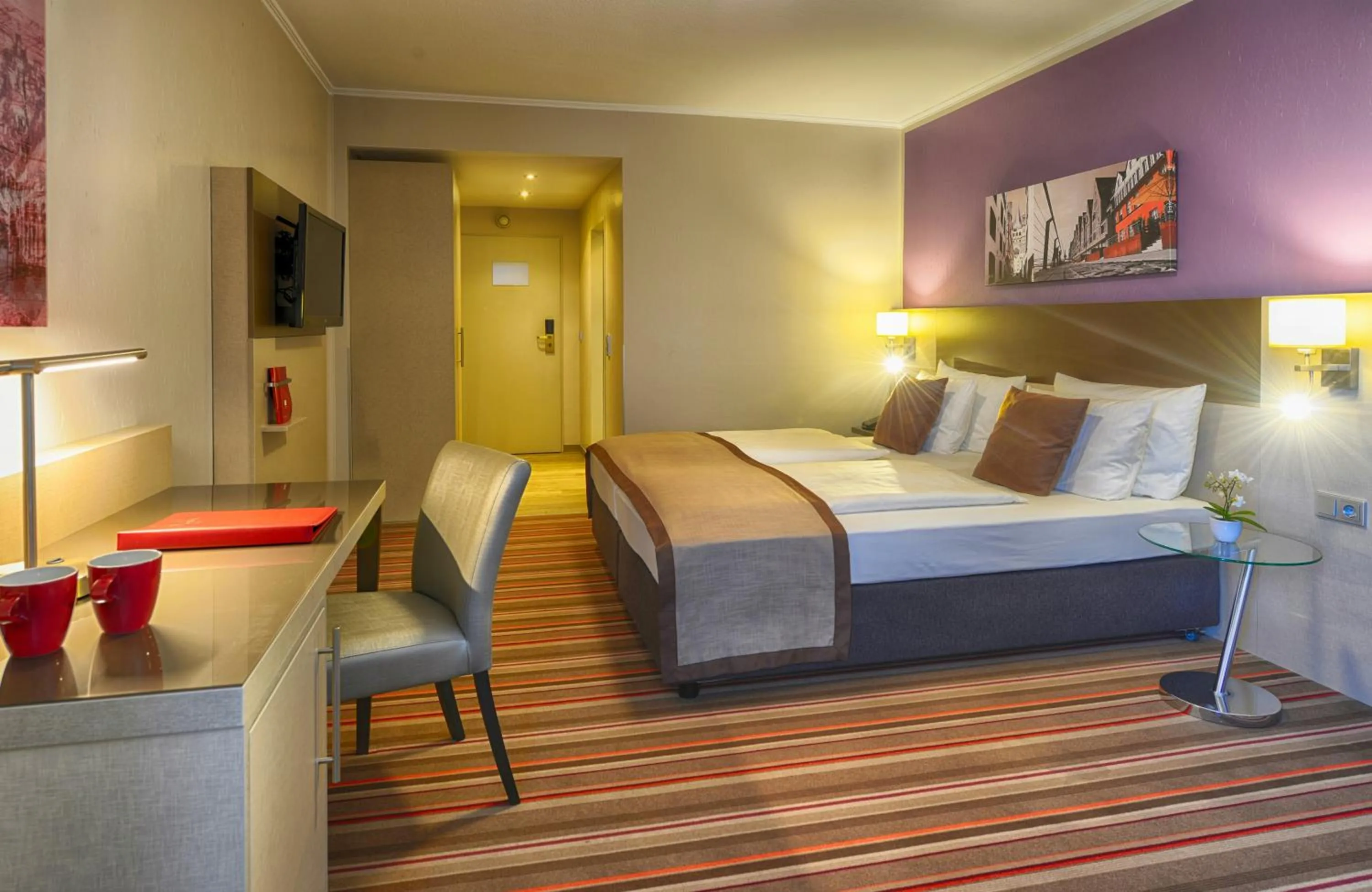 Photo of the whole room, Bed in Leonardo Hotel Köln