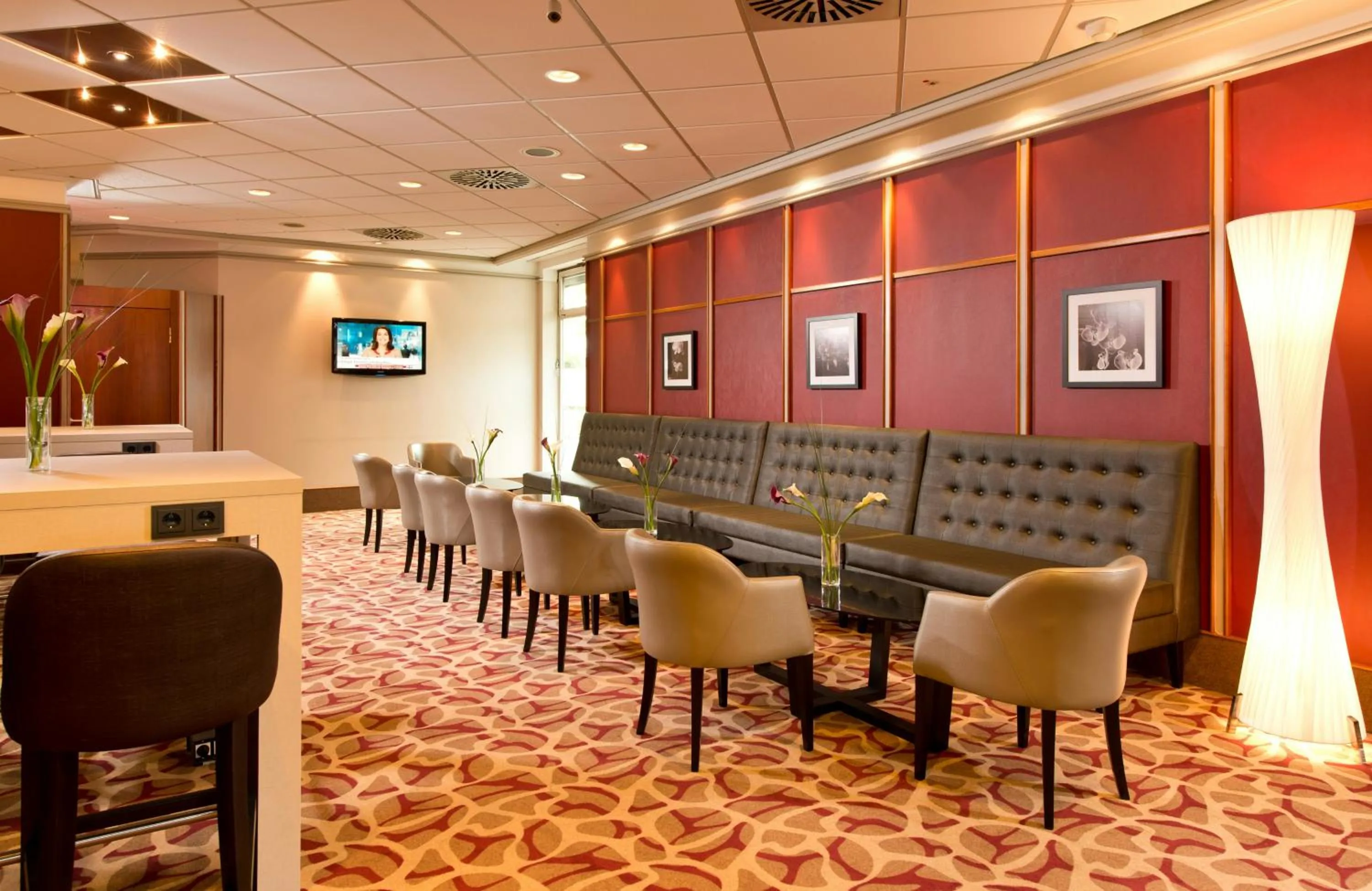 Lobby or reception in Leonardo Hotel Köln