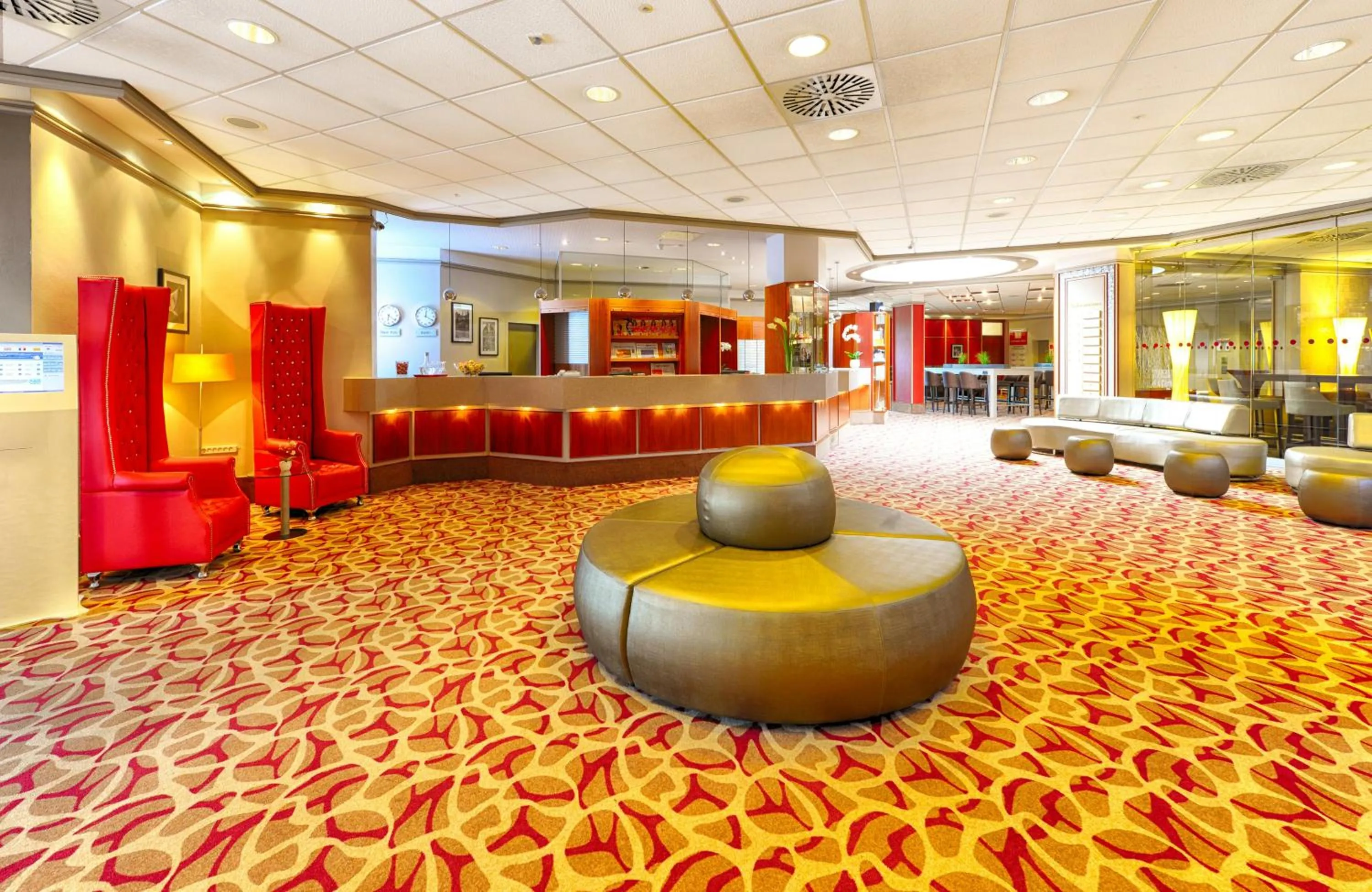 Lobby or reception in Leonardo Hotel Köln