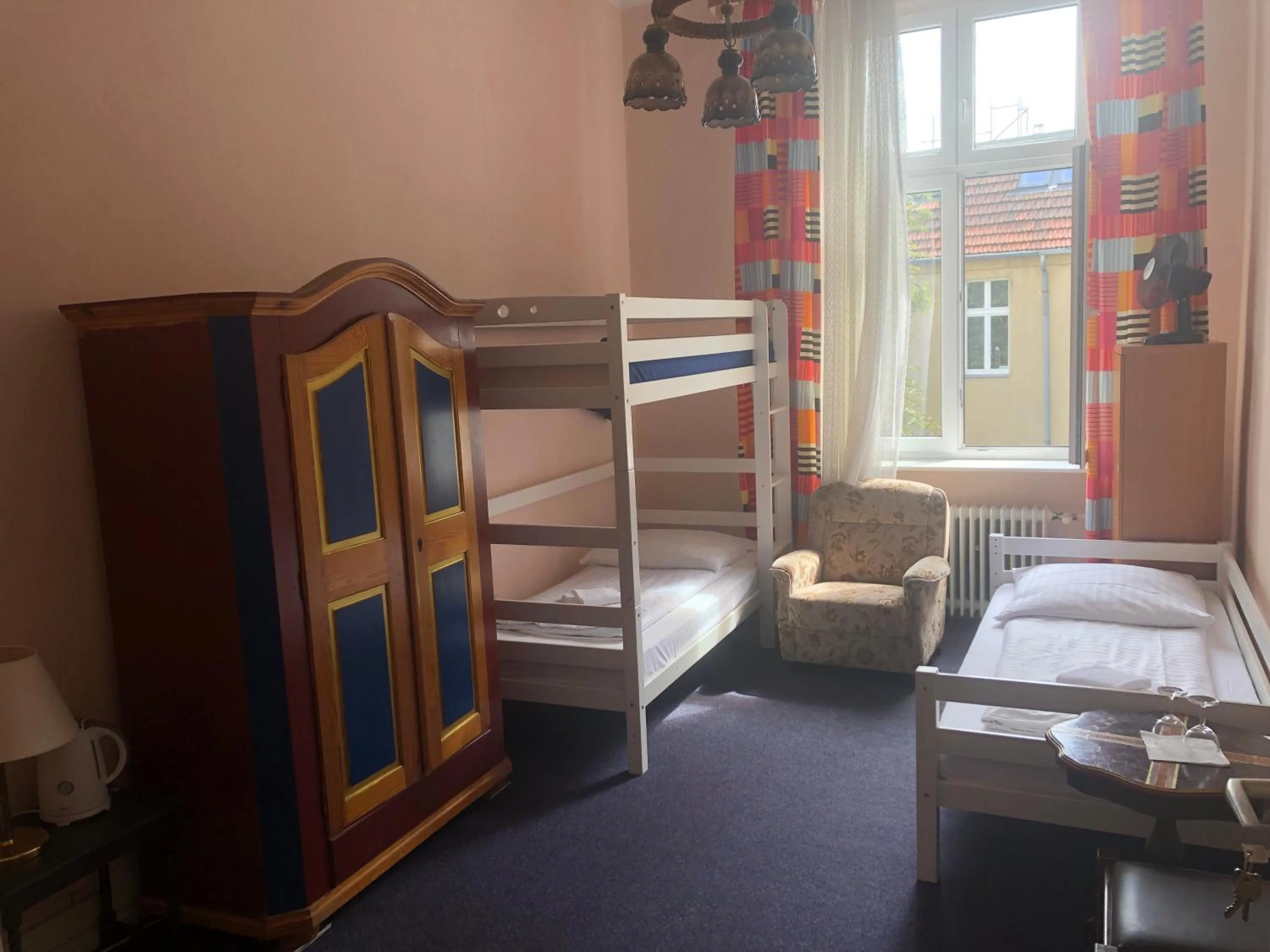 bunk bed, Bed in Hotel-Pension Rheingold am Kurfürstendamm