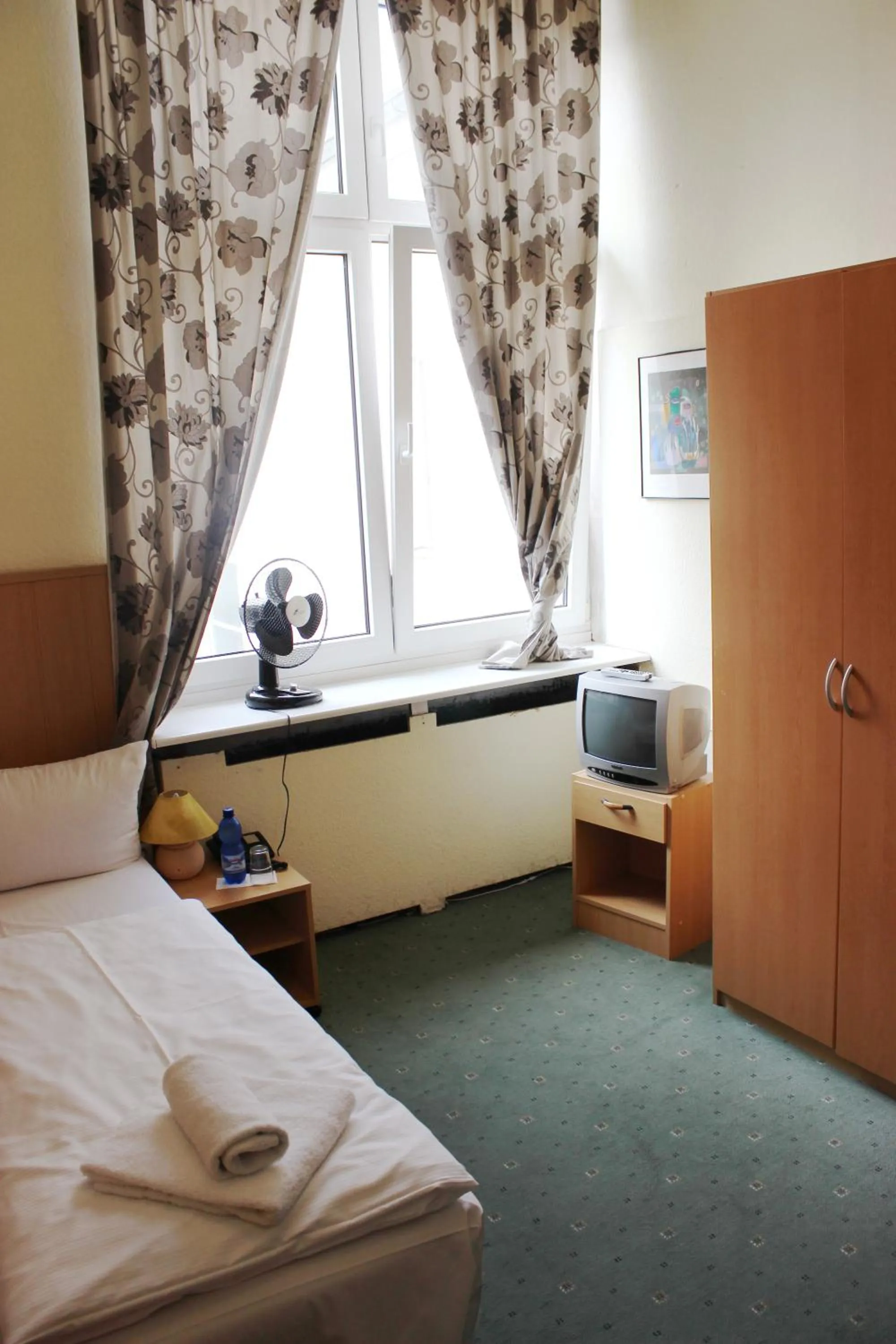 Bed in Hotel-Pension Rheingold am Kurfürstendamm