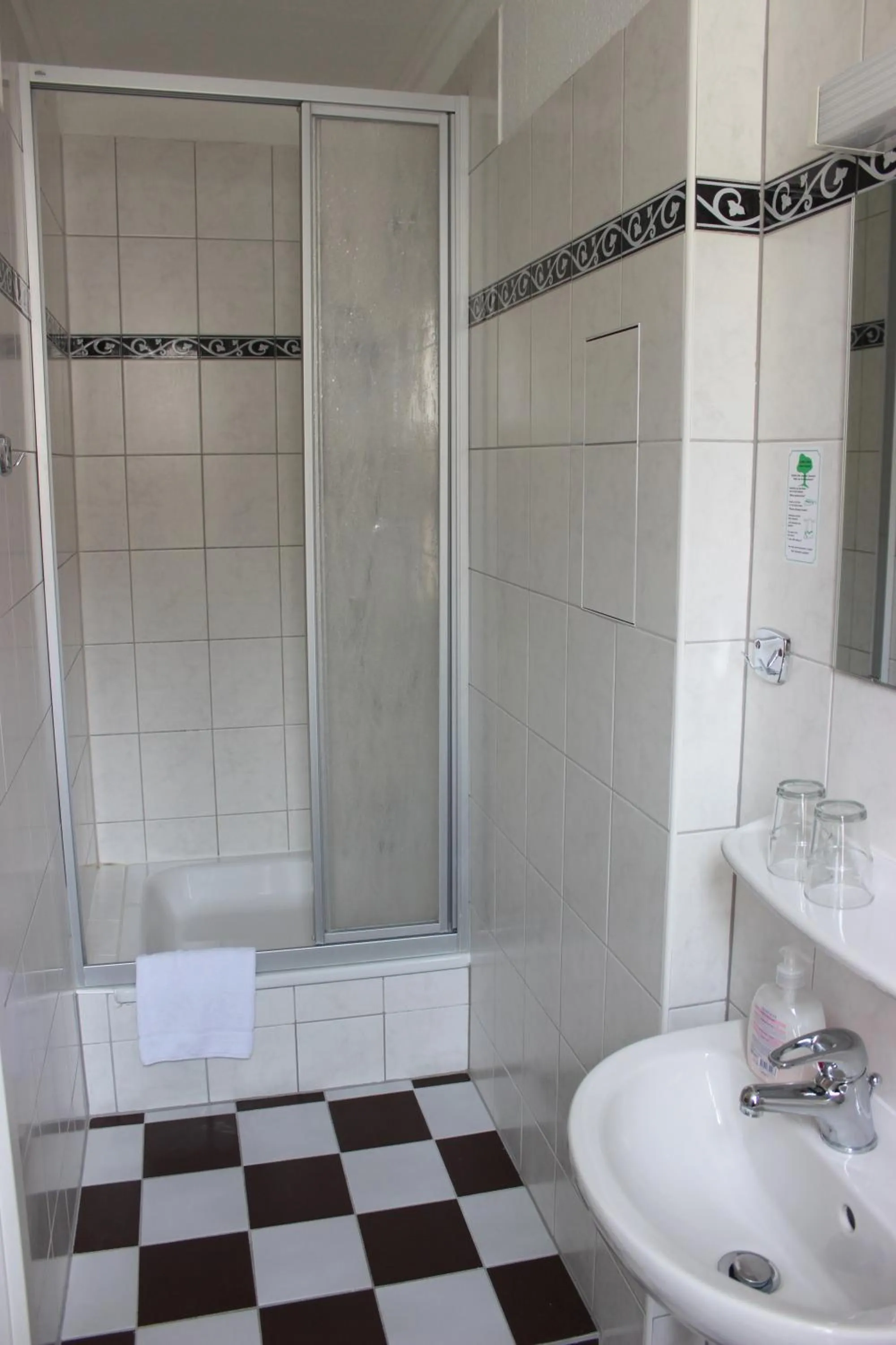 Bathroom in Hotel-Pension Rheingold am Kurfürstendamm