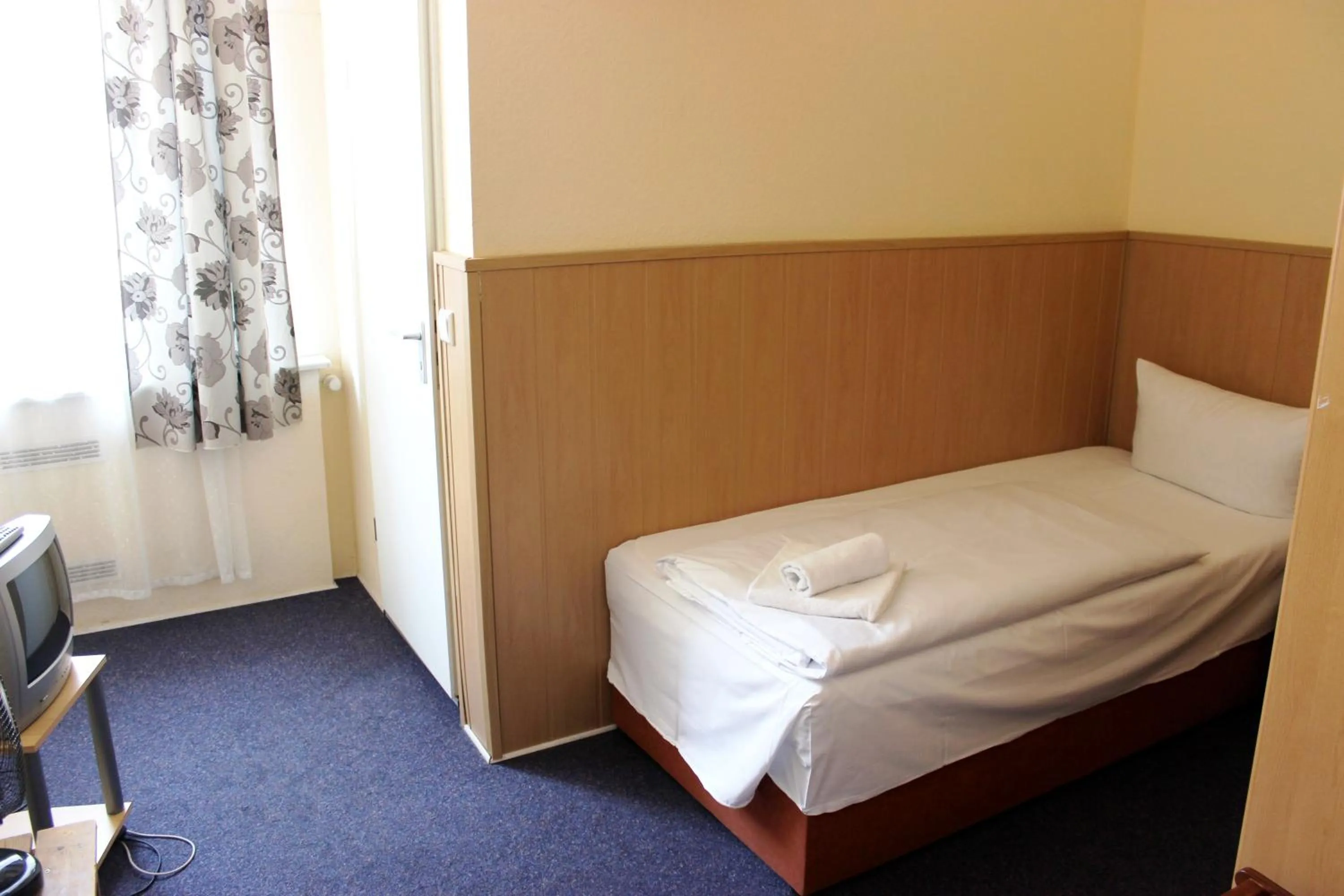 Bed in Hotel-Pension Rheingold am Kurfürstendamm