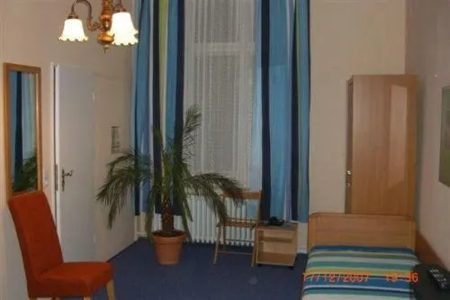 Photo of the whole room, Bed in Hotel-Pension Rheingold am Kurfürstendamm