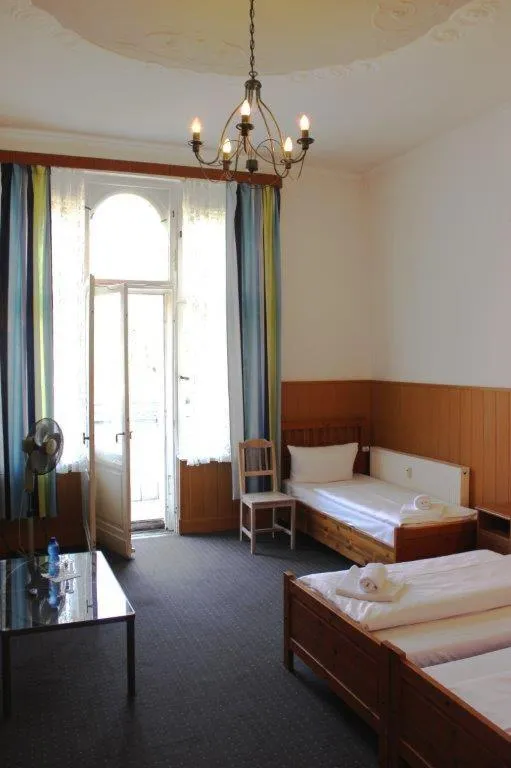 Bed in Hotel-Pension Rheingold am Kurfürstendamm