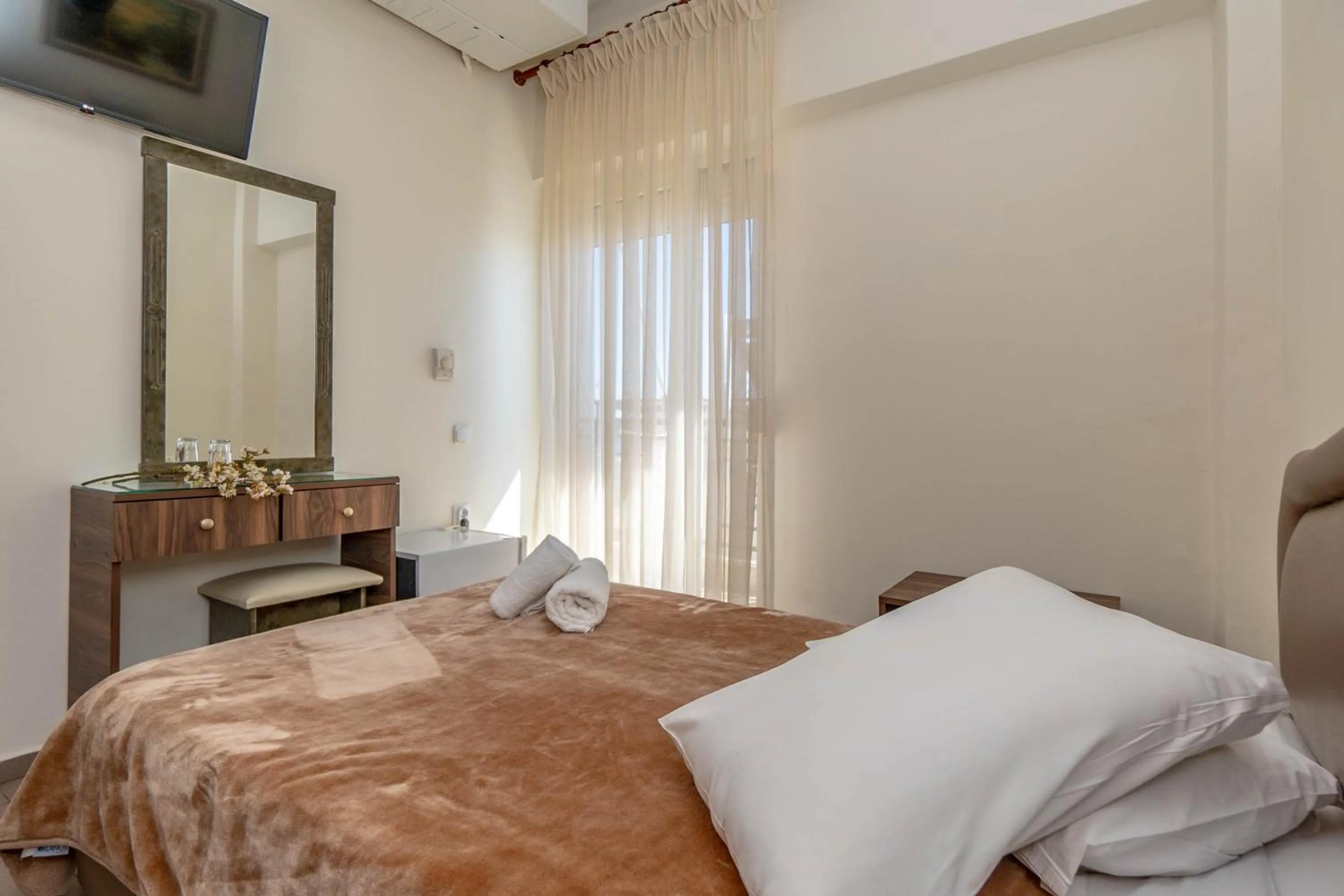 Photo of the whole room, Bed in Hotel Alkyon