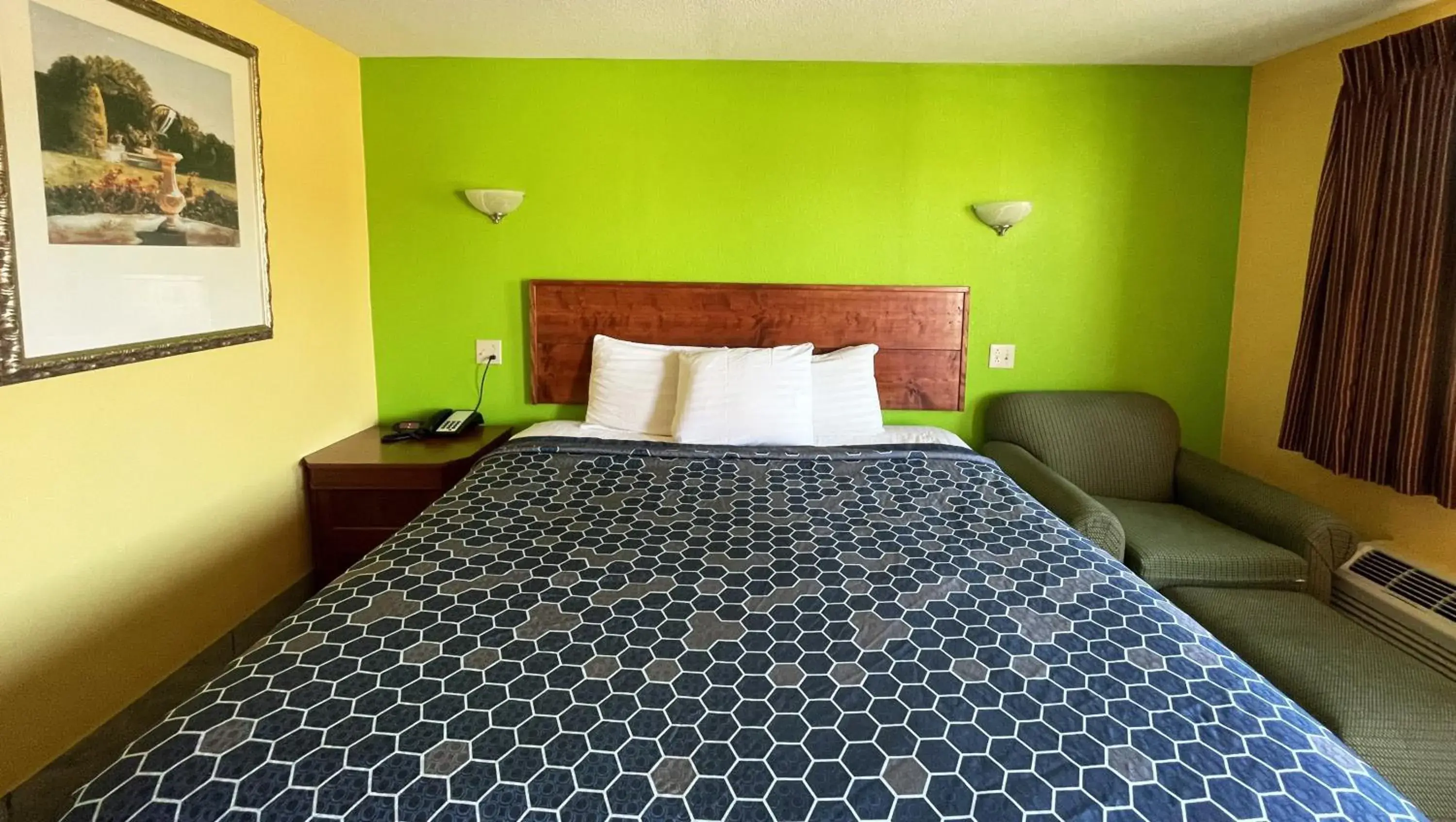 King Room - Non-Smoking in Royal Inn Linden King Room - Non-Smoking in Royal Inn Linden