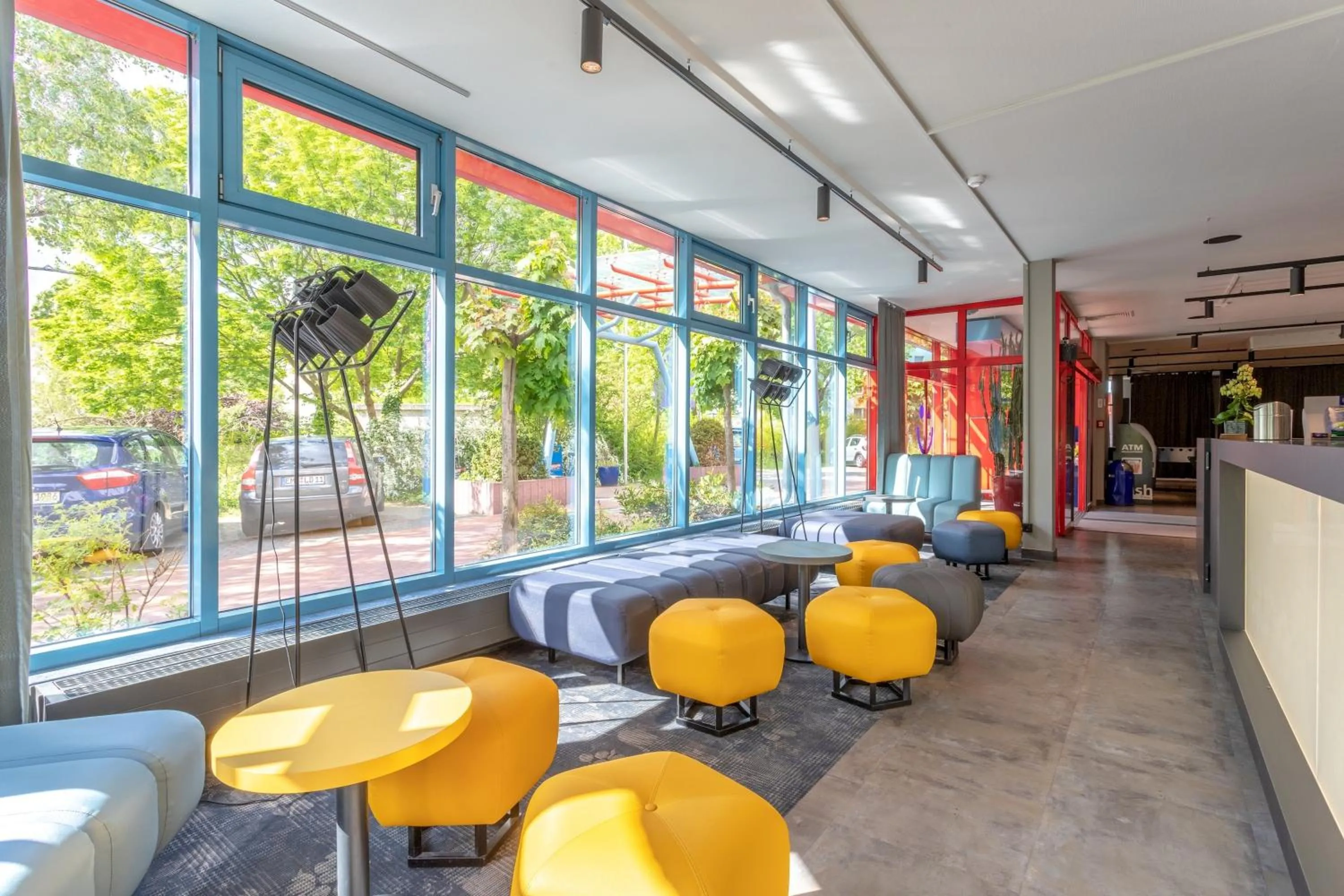 Lounge or bar in a&o Berlin Kolumbus