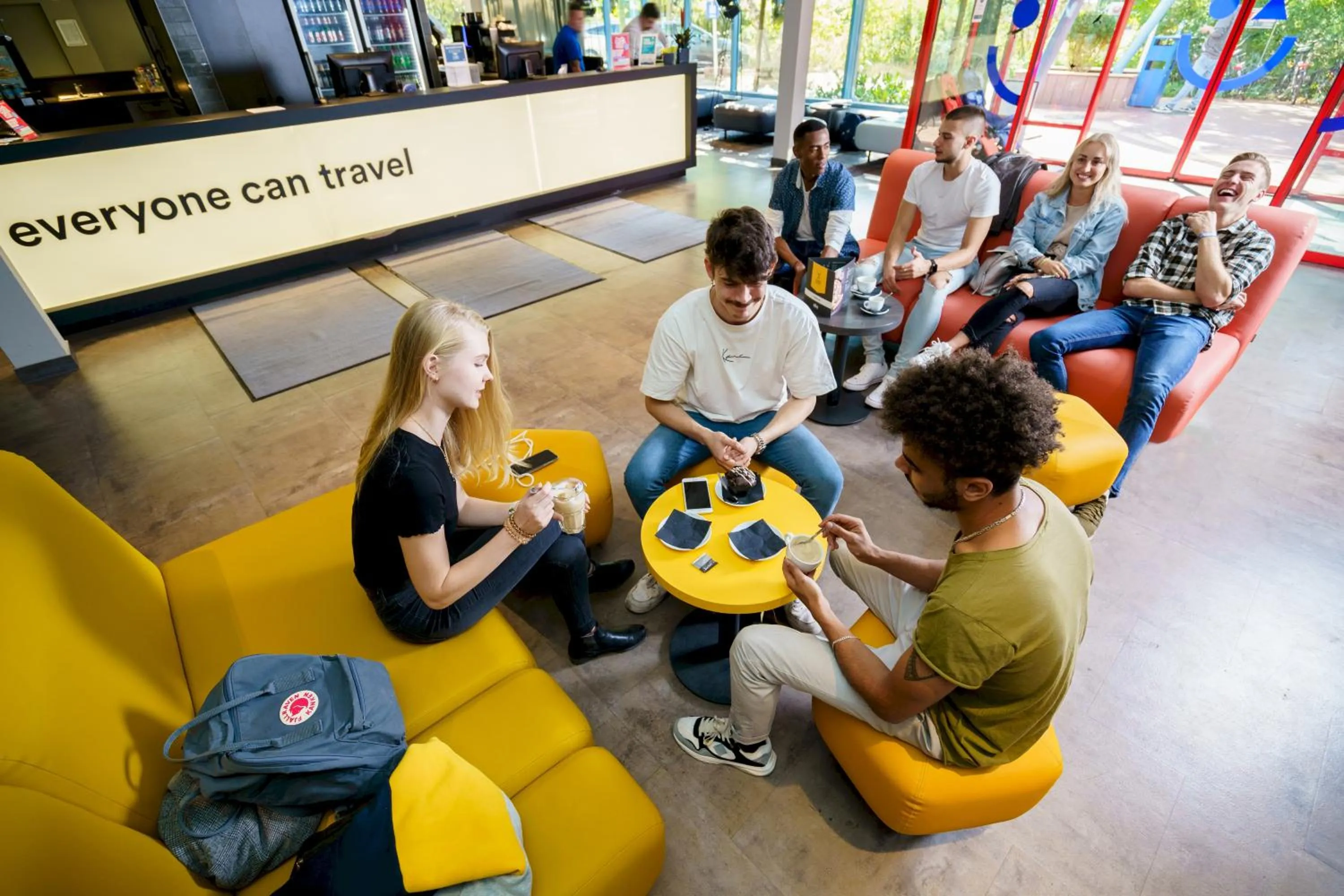 Lounge or bar in a&o Berlin Kolumbus