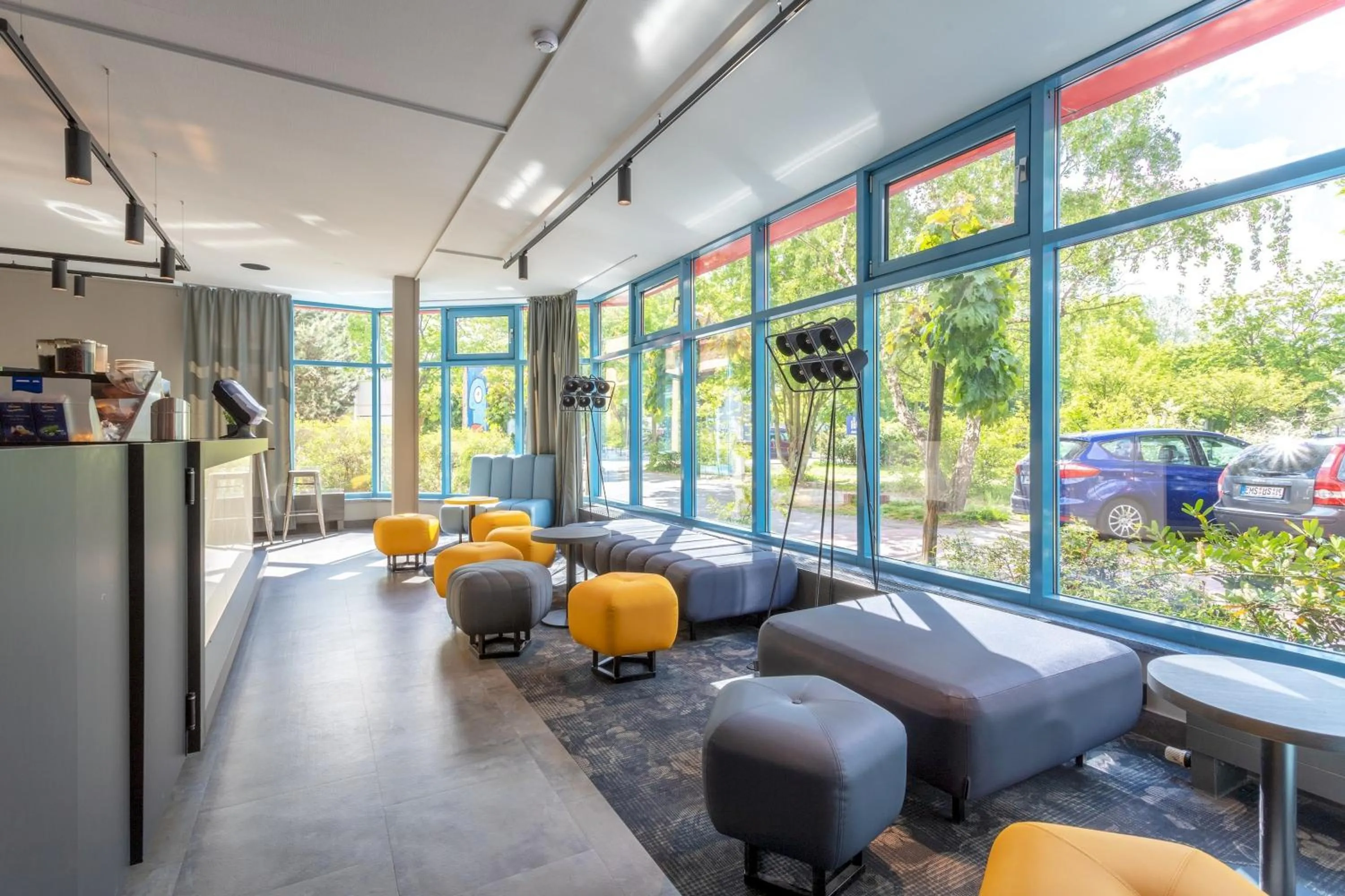 Lounge or bar in a&o Berlin Kolumbus