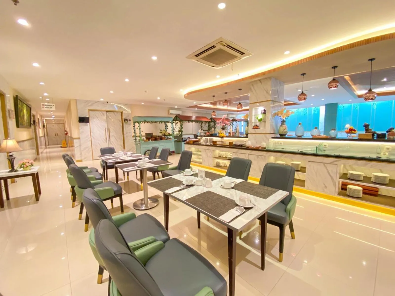 Restaurant/places to eat in Luxury Malioboro Hotel