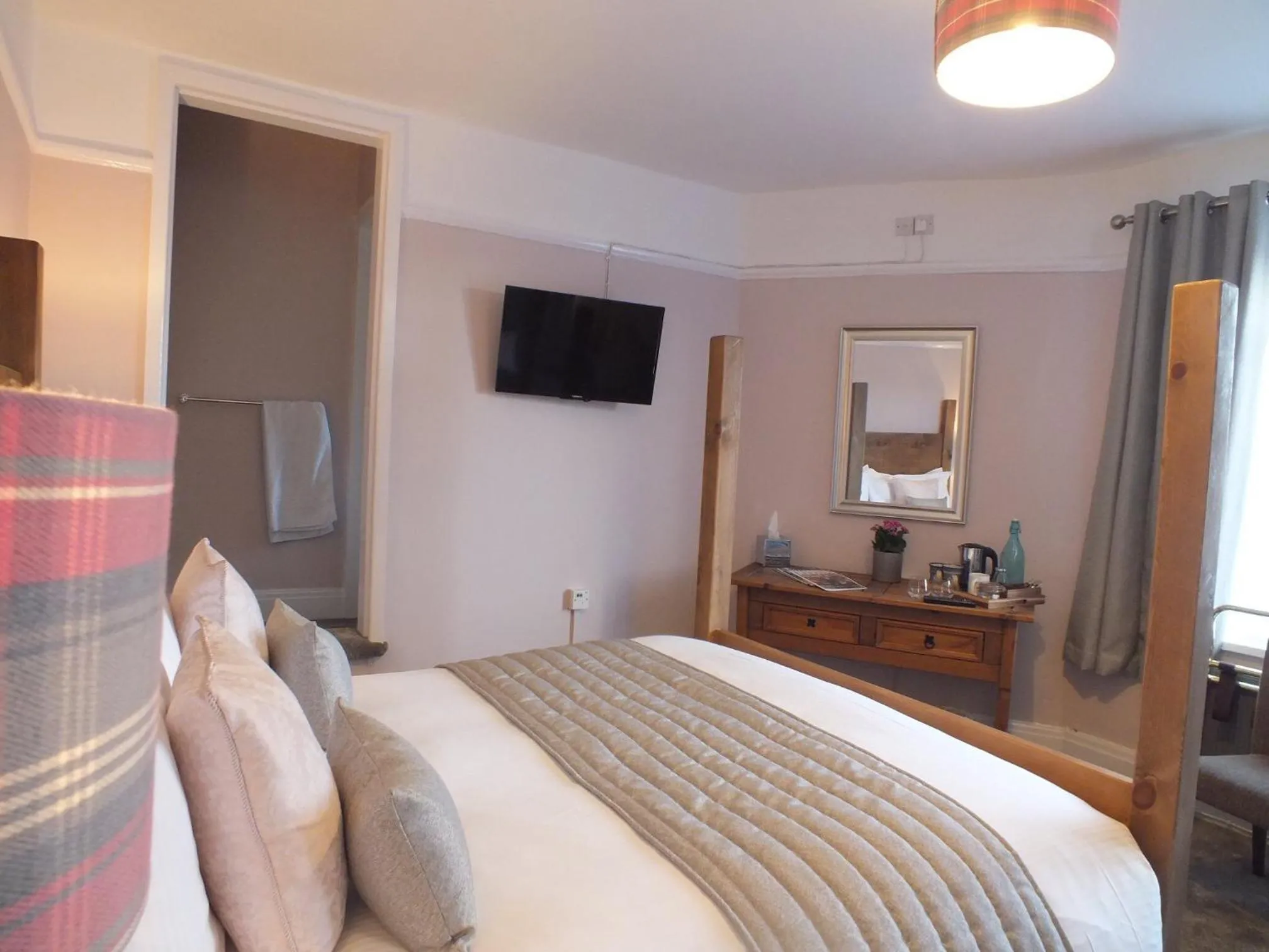 Photo of the whole room, Bed in Devonshire Arms Inn