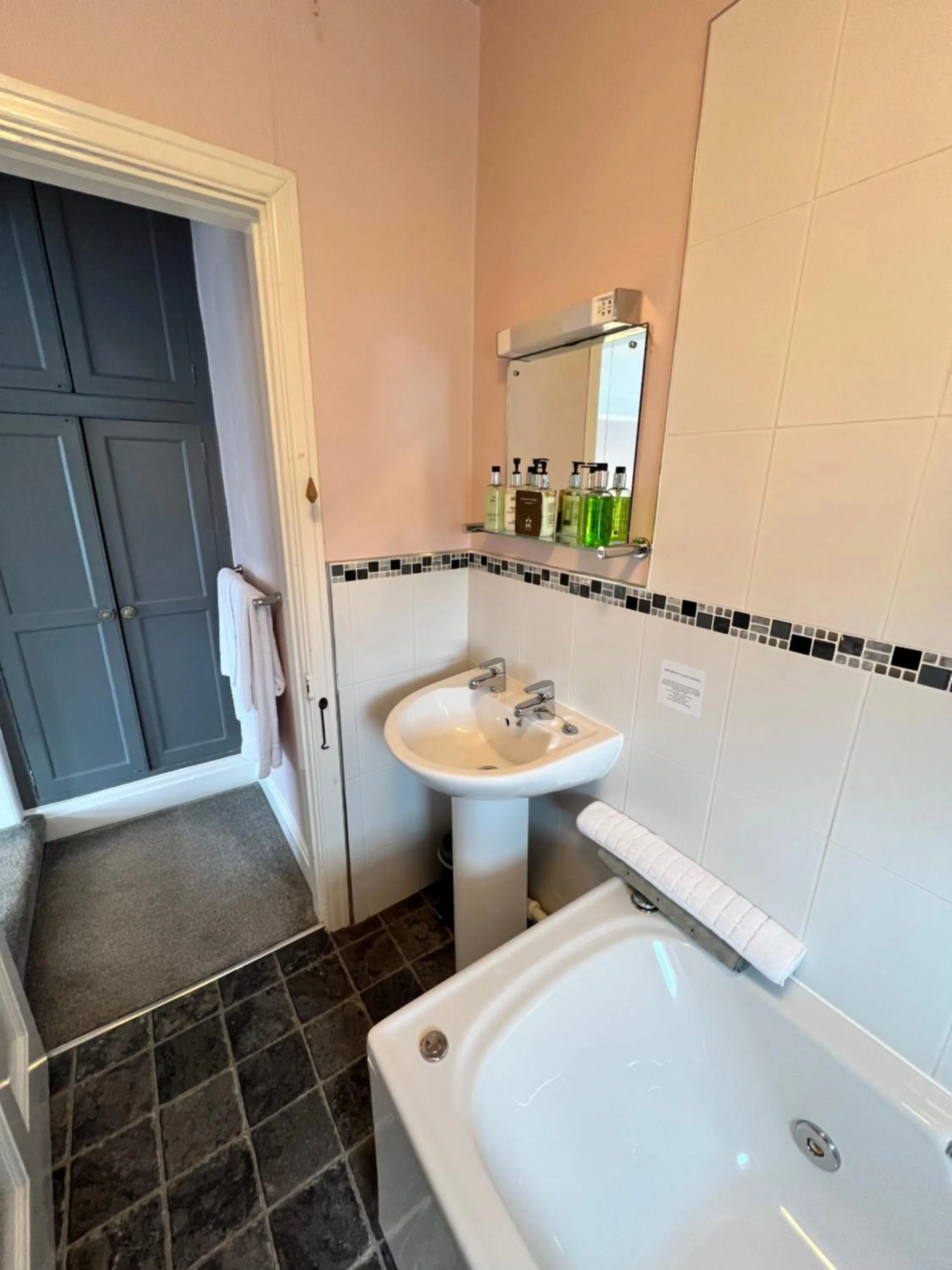 Bathroom in Devonshire Arms Inn