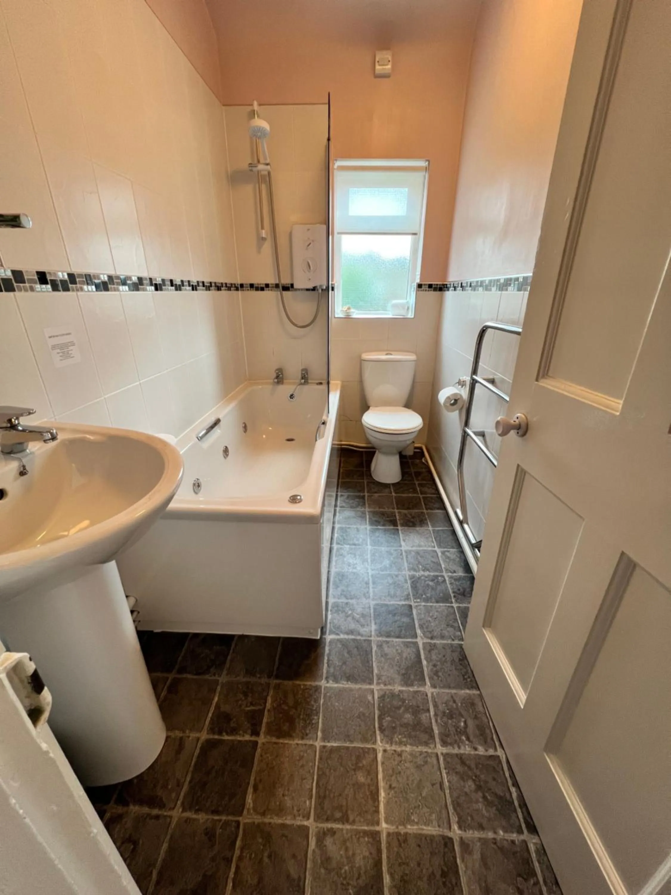 Shower in Devonshire Arms Inn