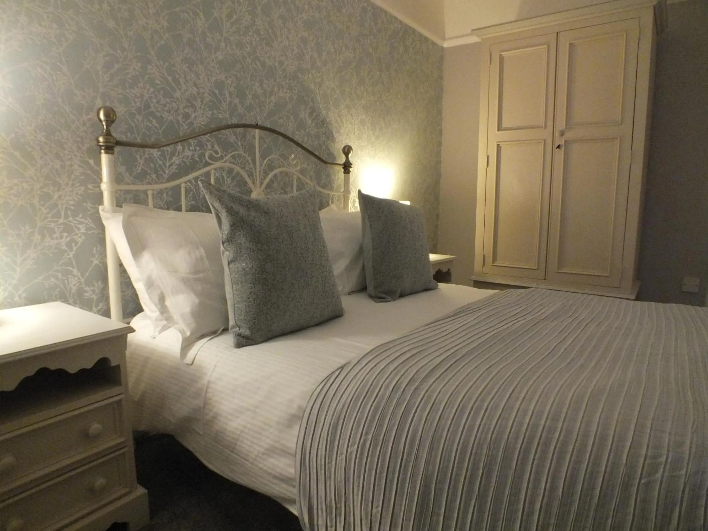 Bed in Devonshire Arms Inn