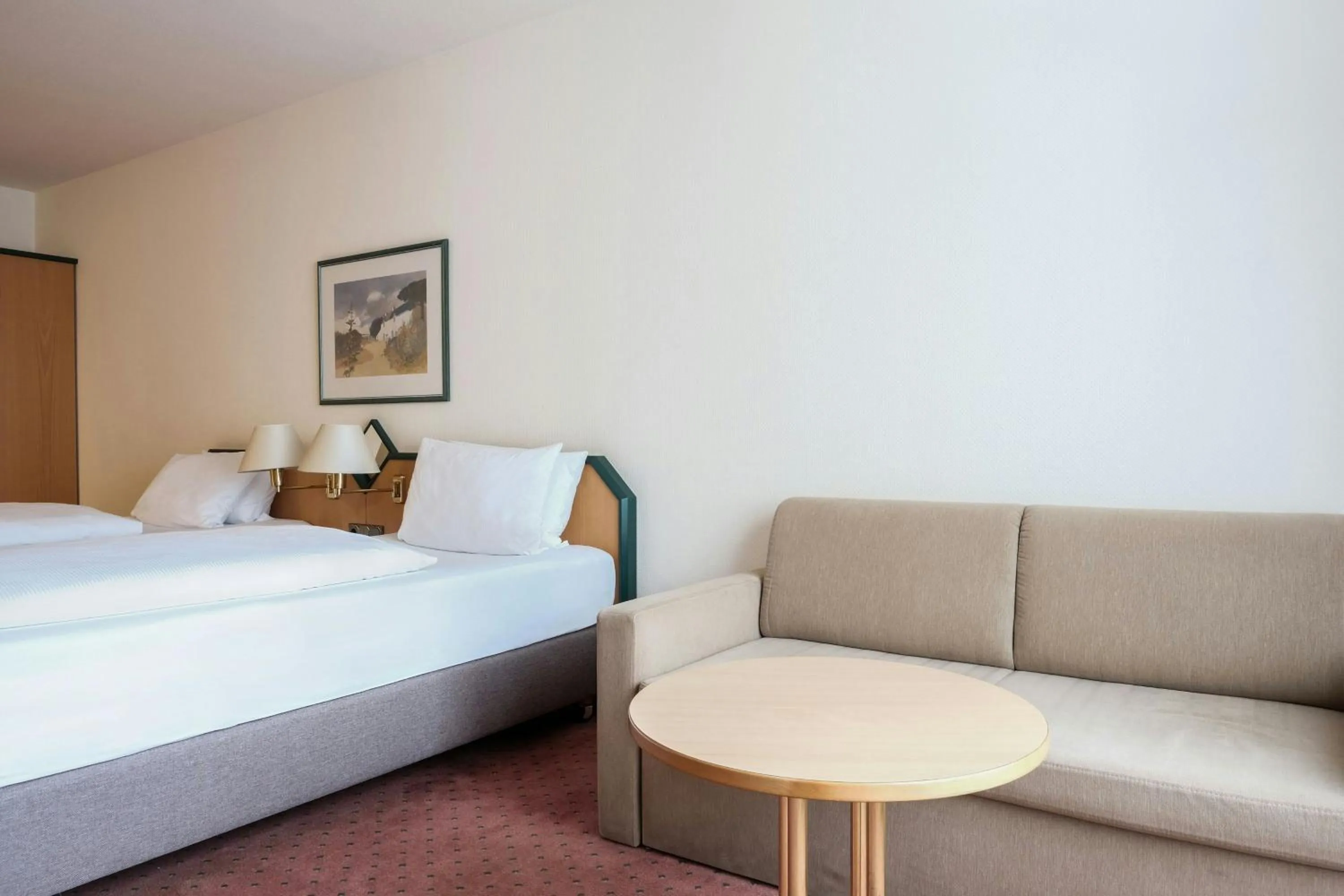 Lounge or bar, Bed in Holiday Inn Essen City Centre, an IHG Hotel