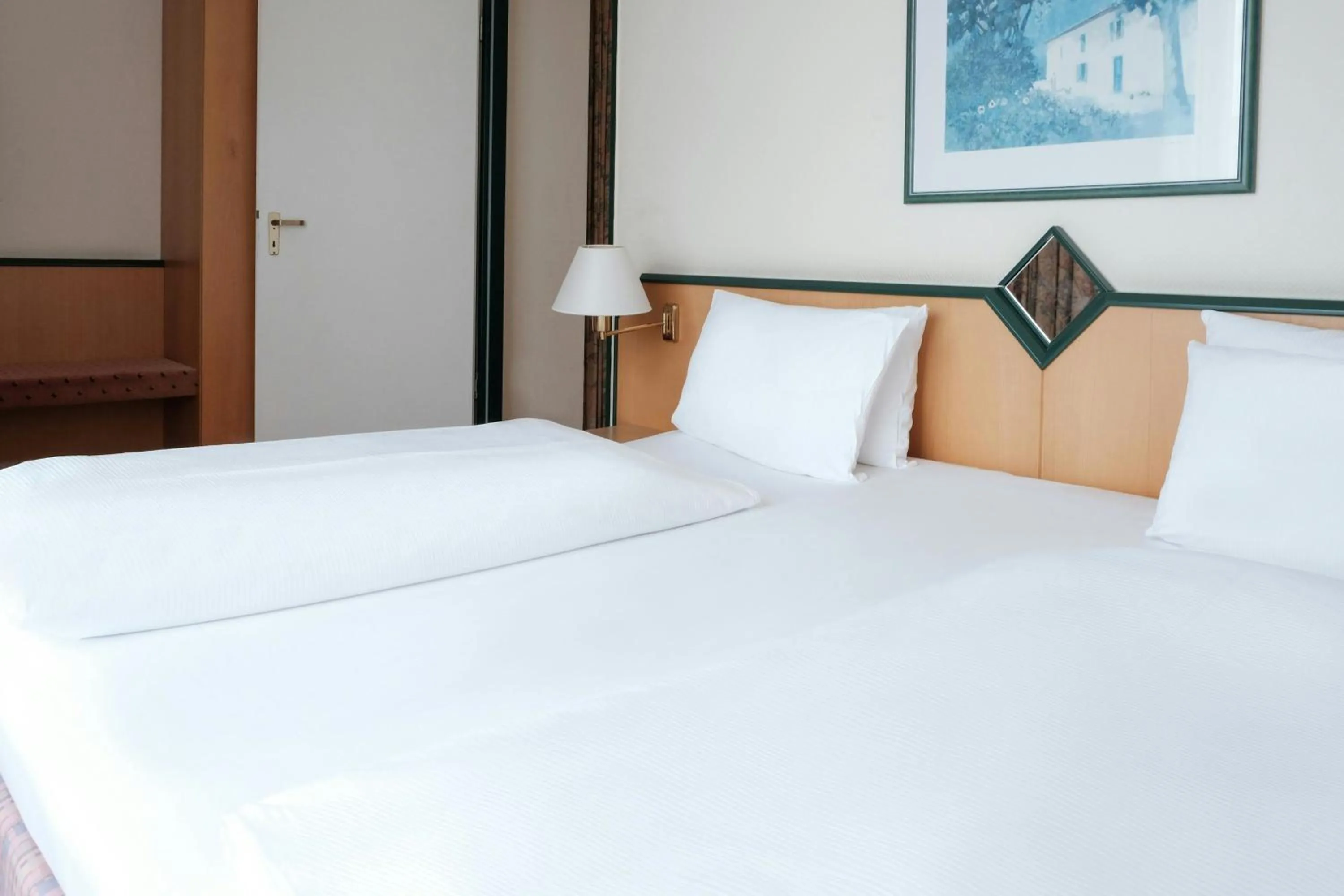 Bedroom, Bed in Holiday Inn Essen City Centre, an IHG Hotel