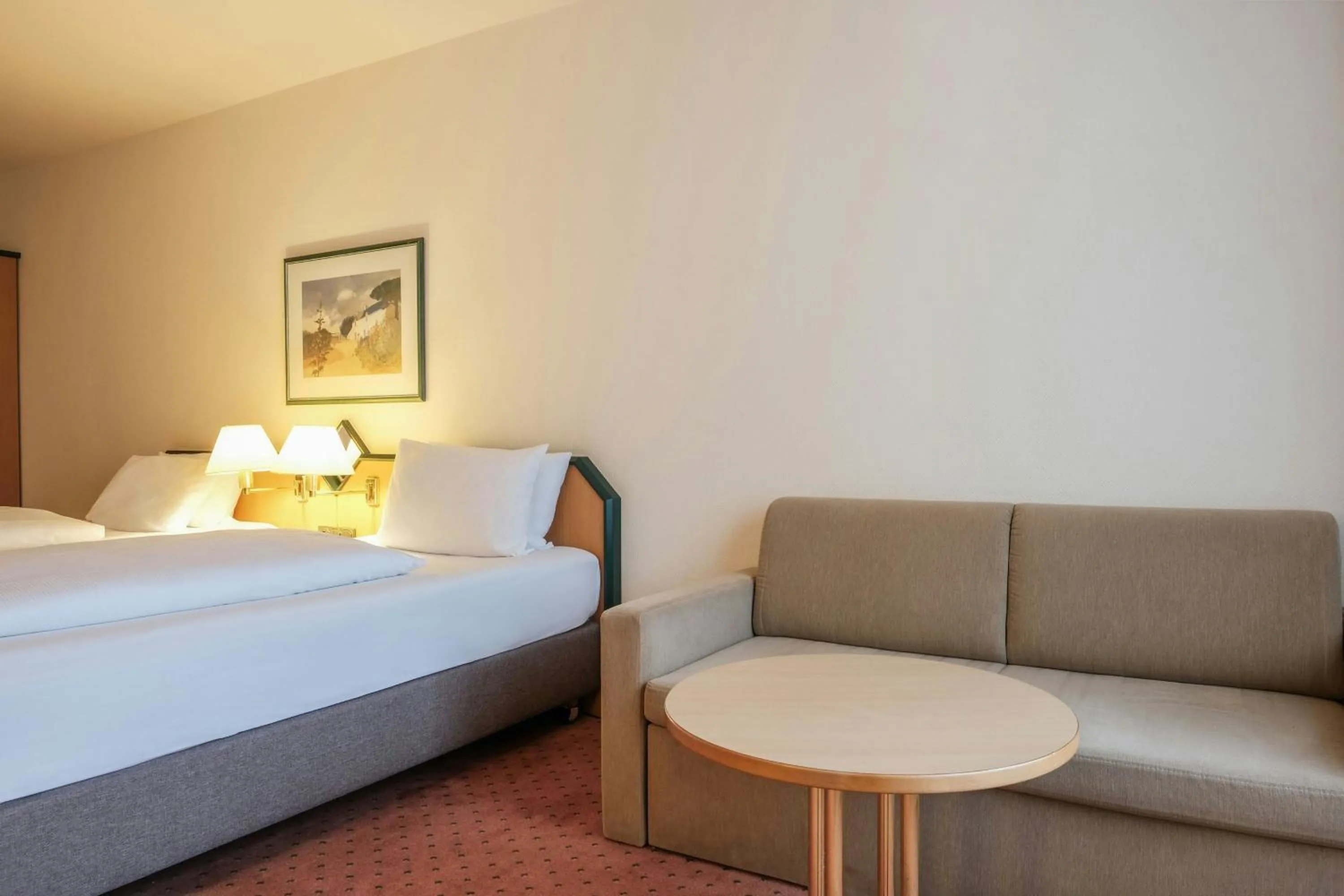 Lounge or bar, Bed in Holiday Inn Essen City Centre, an IHG Hotel