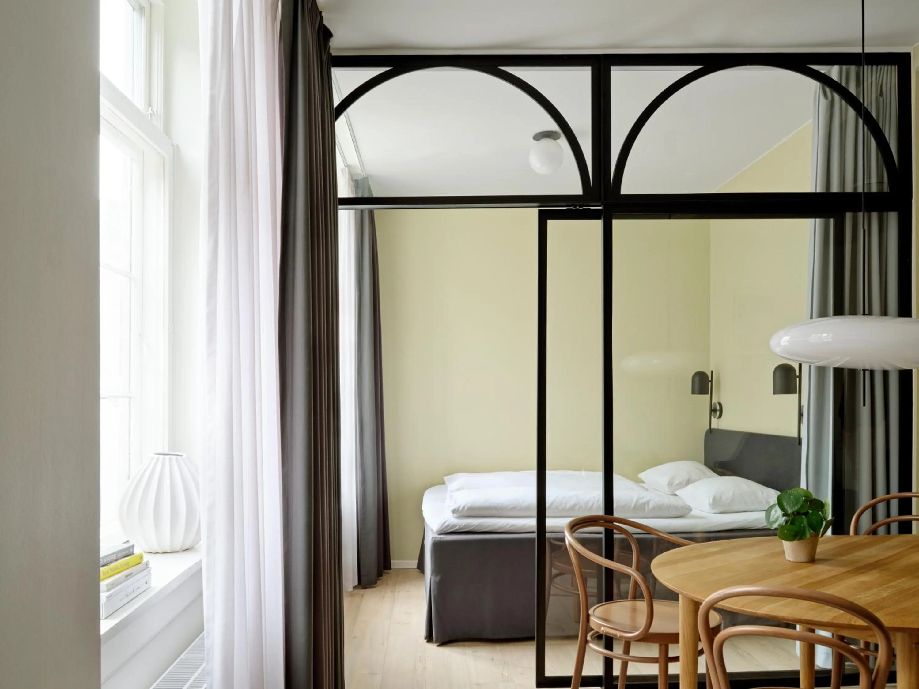 Living room, Bed in Apēron Apartment Hotel