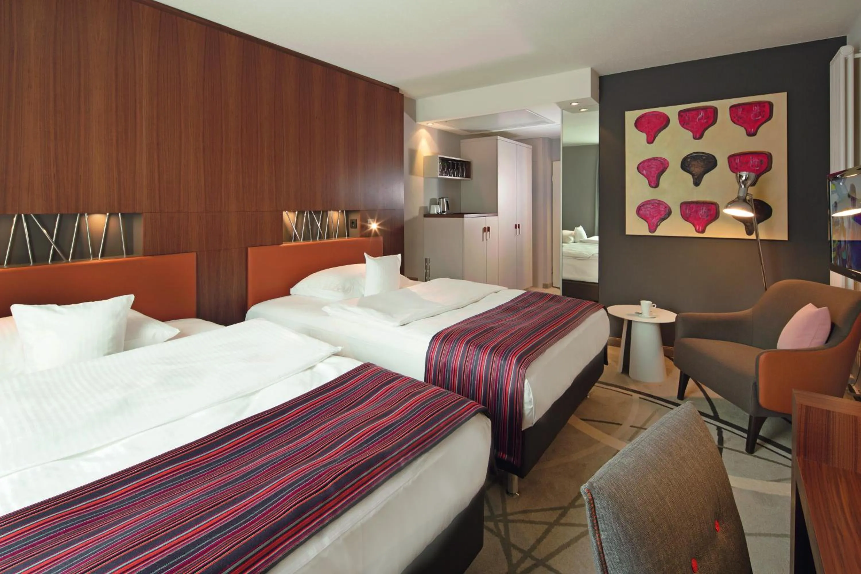 Photo of the whole room, Bed in Mövenpick Hotel Münster am Aasee