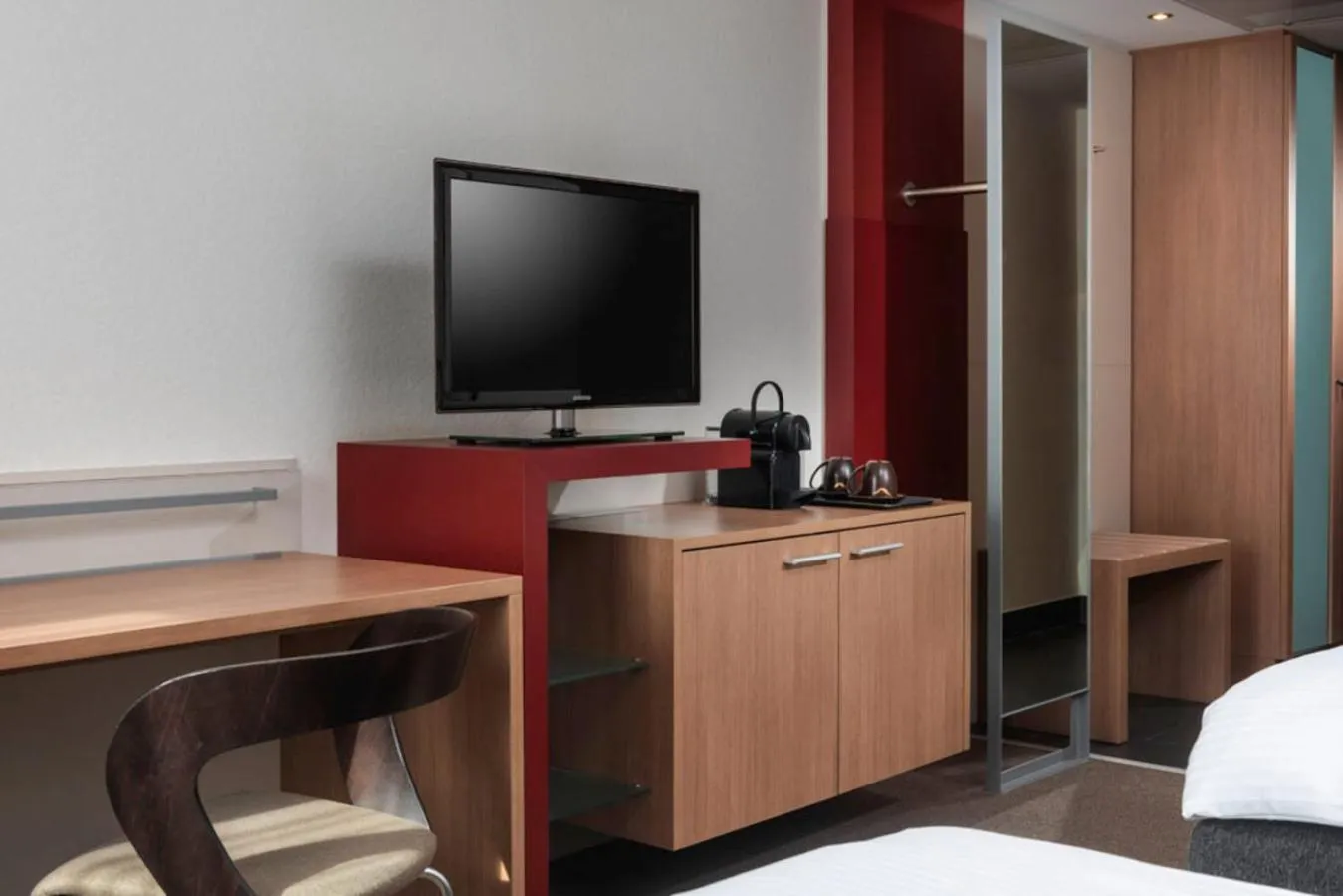 Photo of the whole room, Bed in Mövenpick Hotel Münster am Aasee