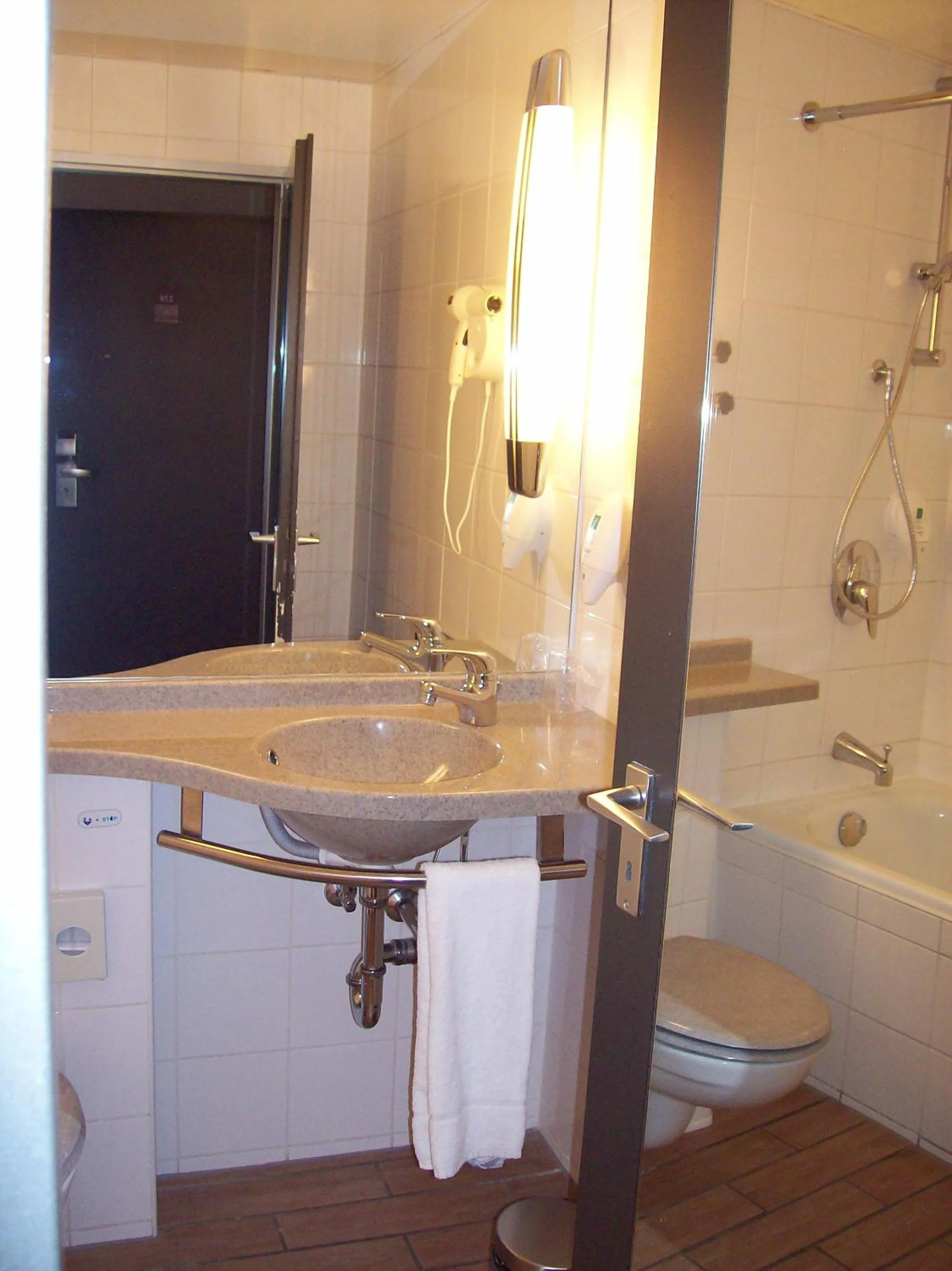 Bathroom in Mercure Hotel Düsseldorf Neuss