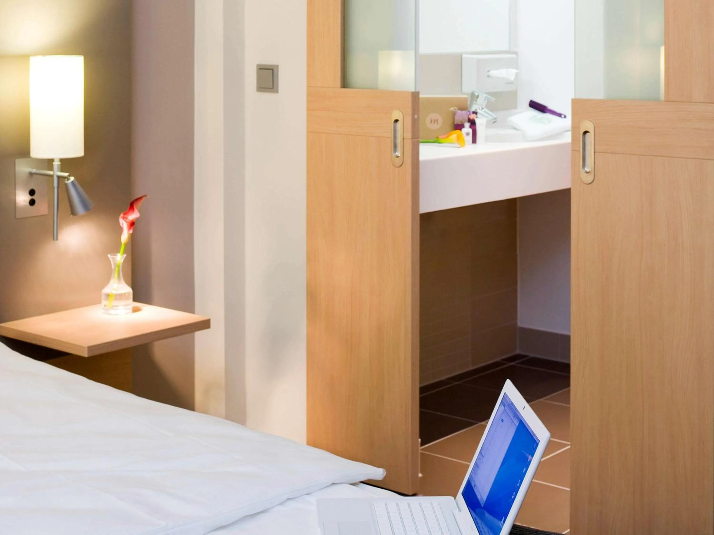 Photo of the whole room, Bed in Mercure Hotel Düsseldorf Neuss