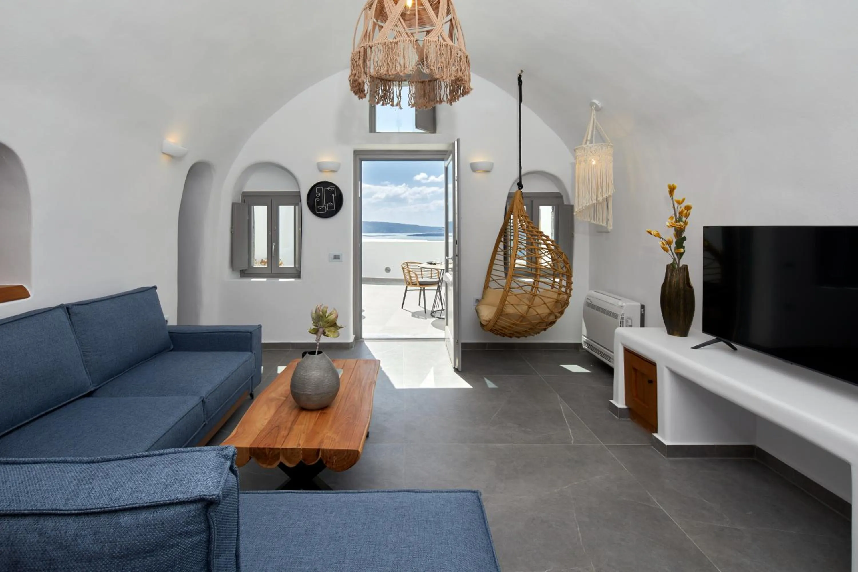 TV and multimedia in Allure Breeze Suites