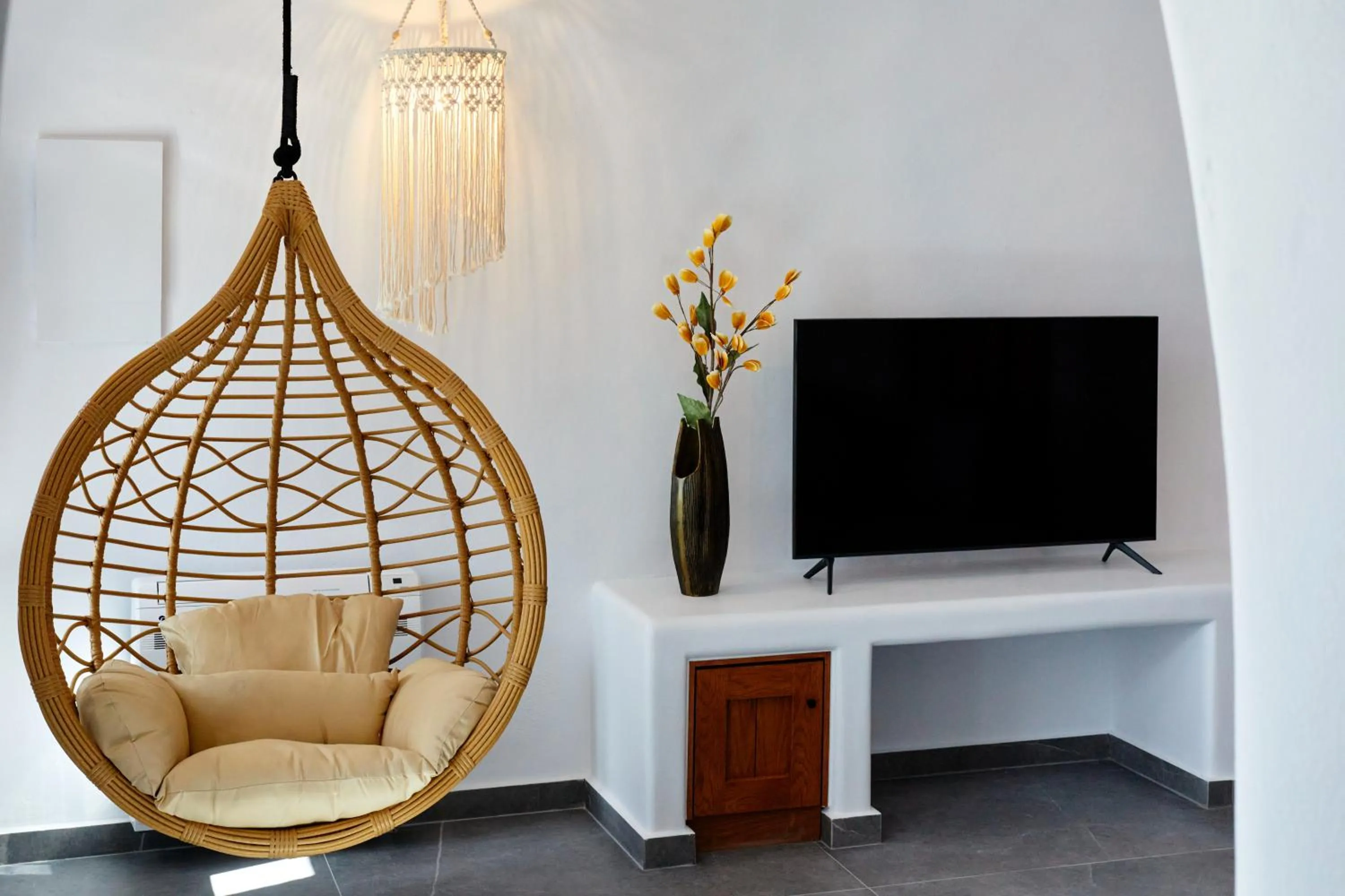 TV and multimedia in Allure Breeze Suites