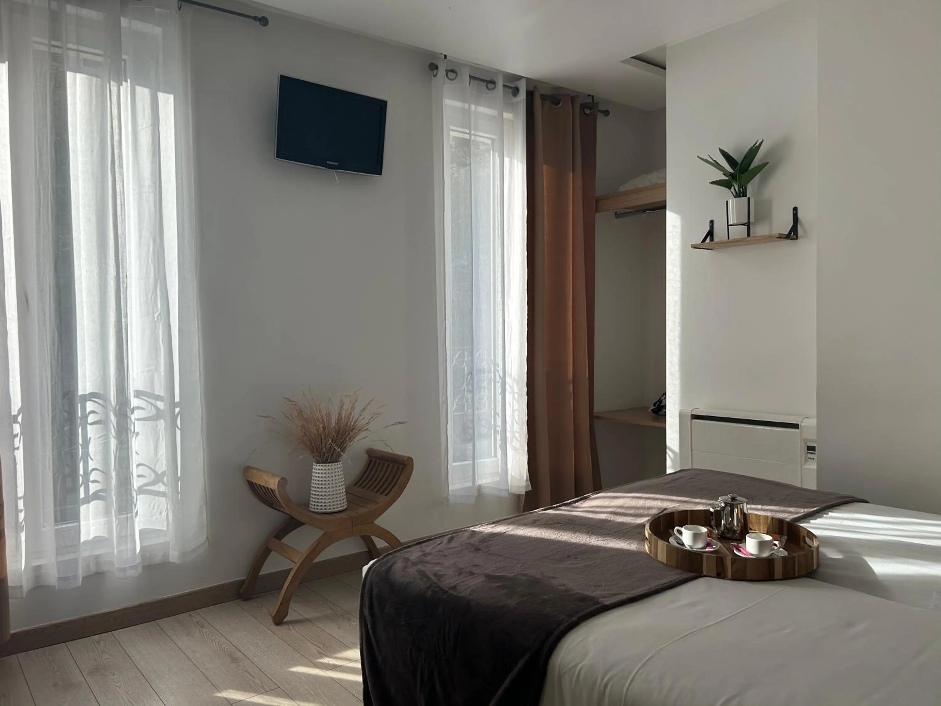 Bedroom, Bed in Hôtel Le National Clichy Paris