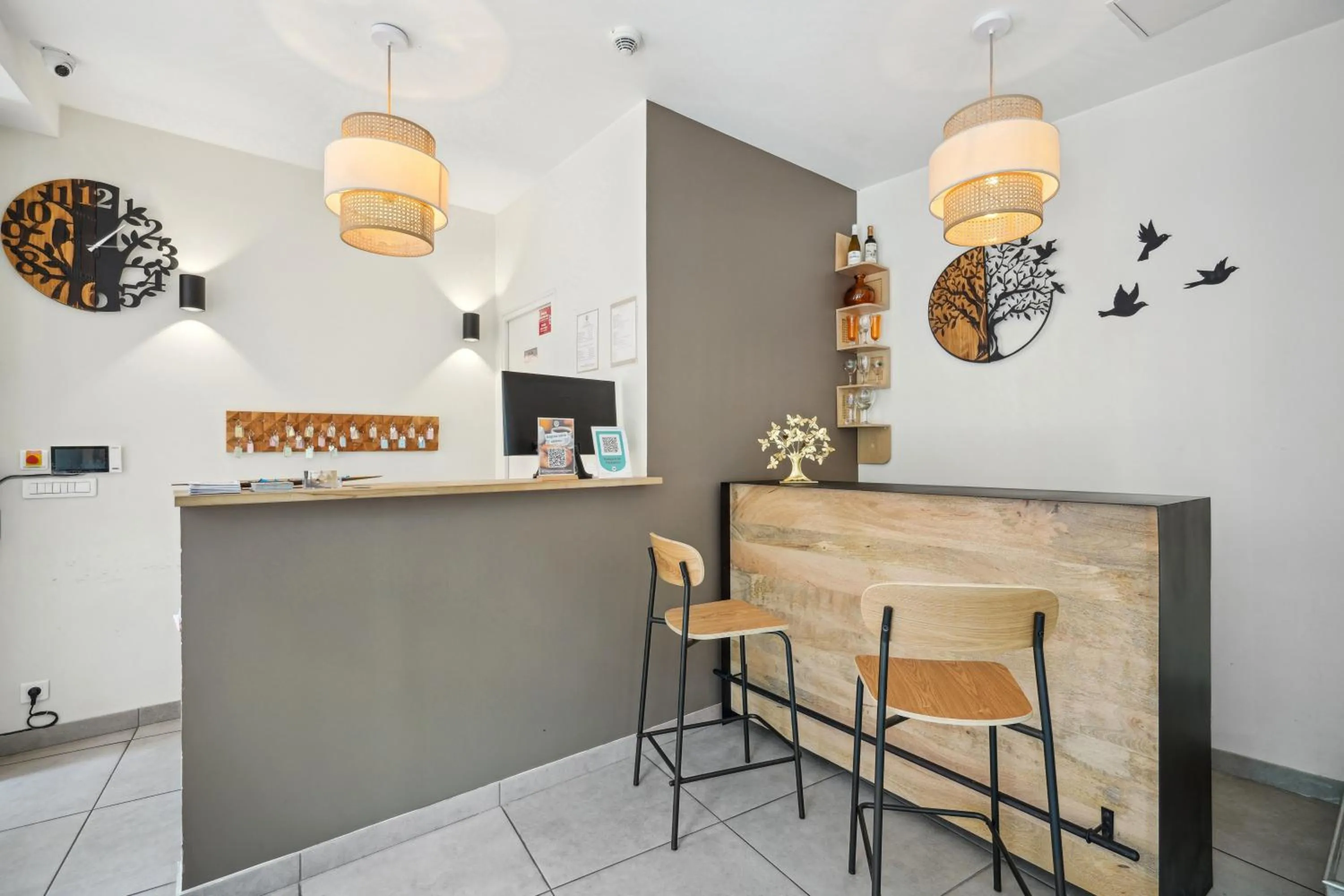 Lounge or bar in Hôtel Le National Clichy Paris