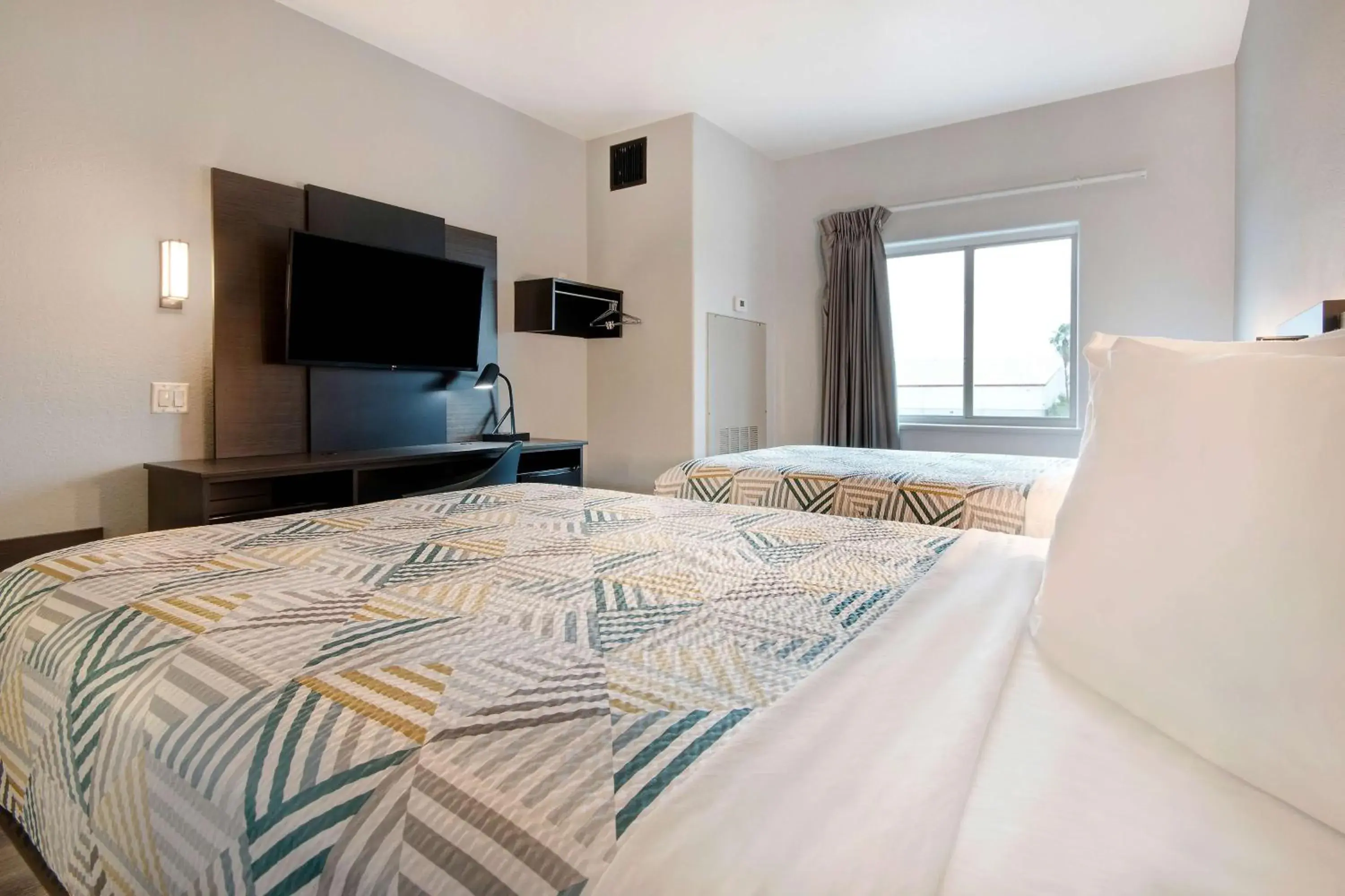 Deluxe Quadruple Room - single occupancy - Non-Smoking in Motel 6-Pharr, TX Deluxe Quadruple Room - single occupancy - Non-Smoking in Motel 6-Pharr, TX