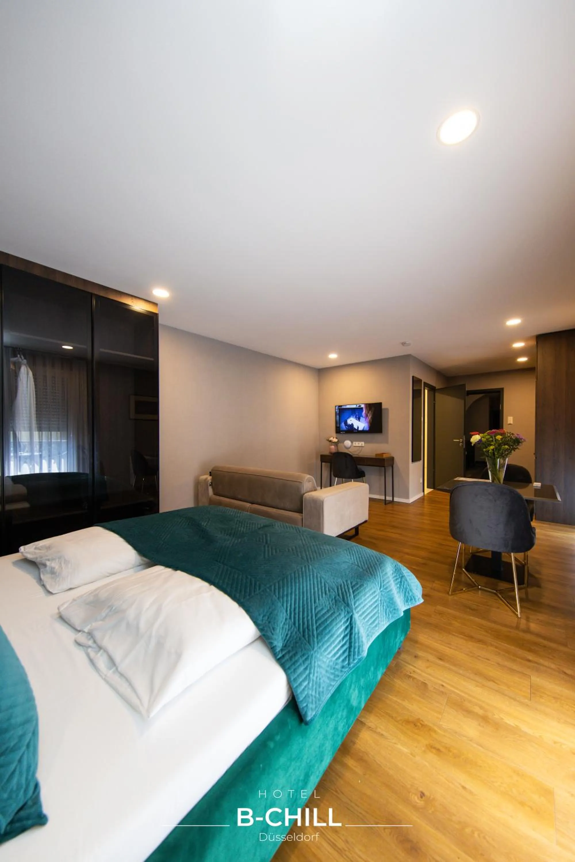 Communal lounge/ TV room, Bed in B-Chill Düsseldorf