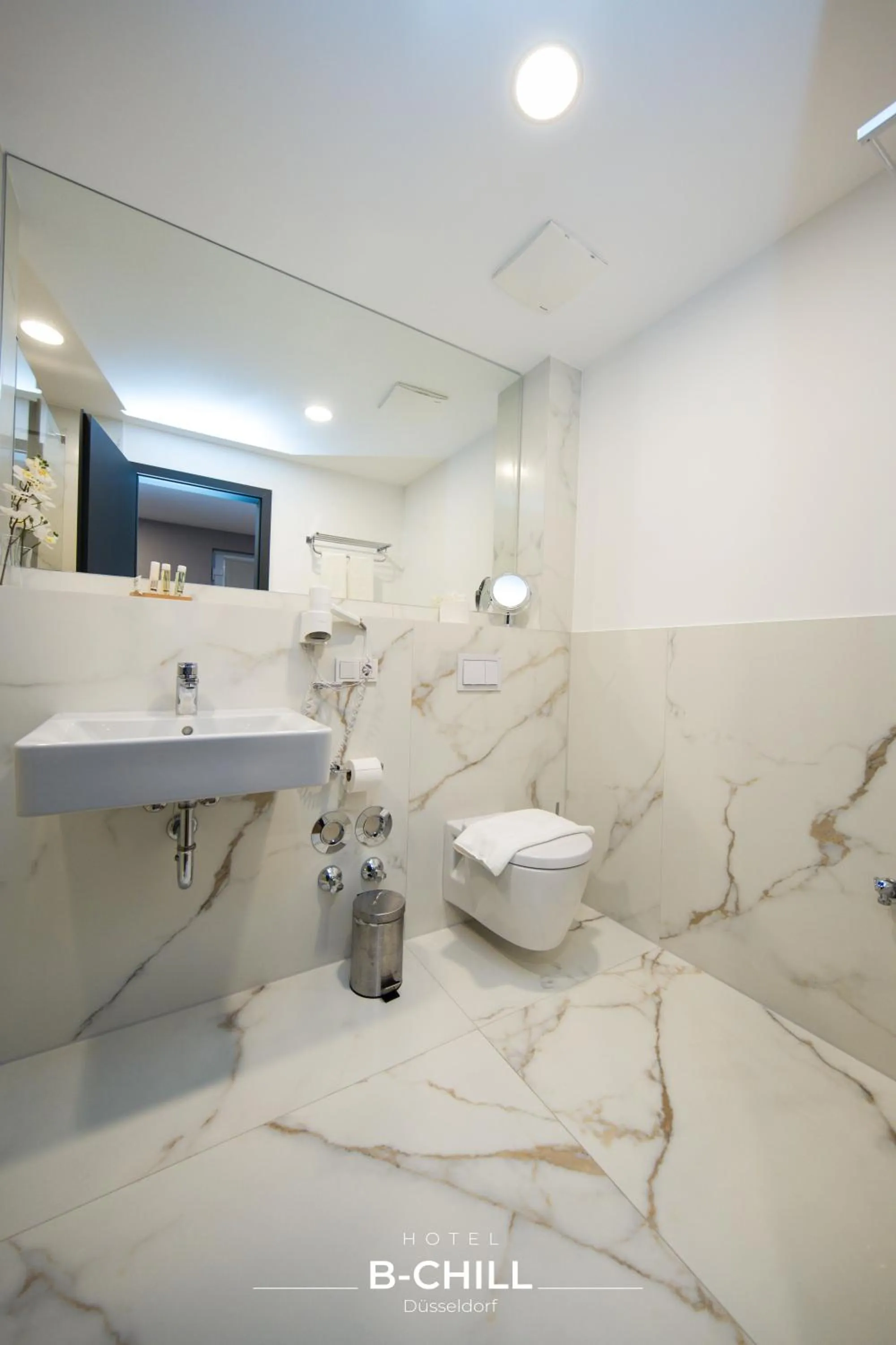 Shower in B-Chill Düsseldorf