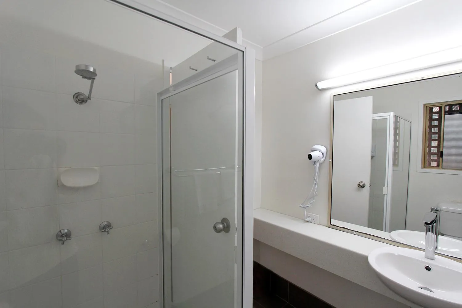 Bathroom in Sugar Country Motor Inn