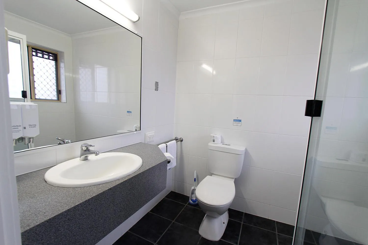 Bathroom in Sugar Country Motor Inn