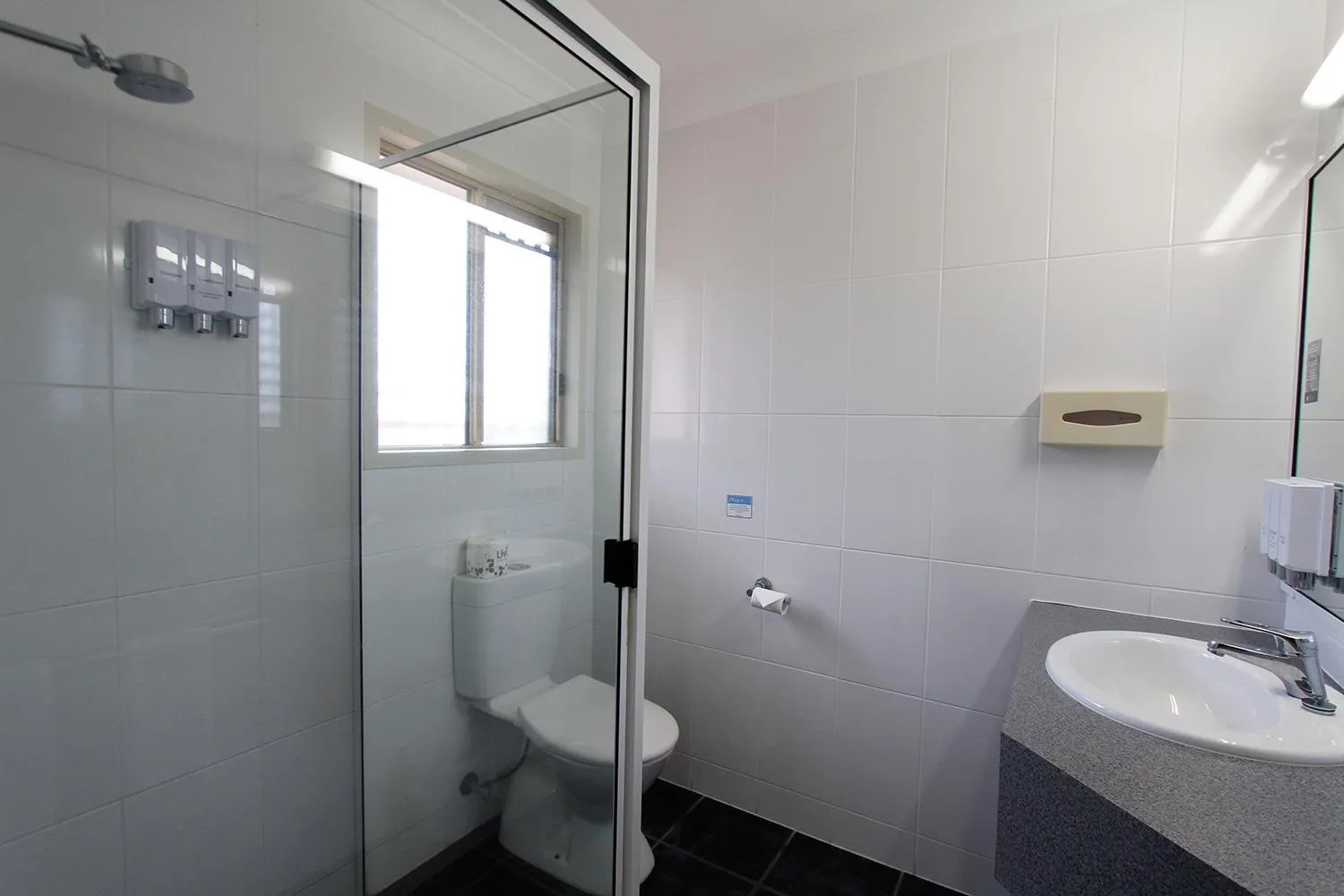 Bathroom in Sugar Country Motor Inn