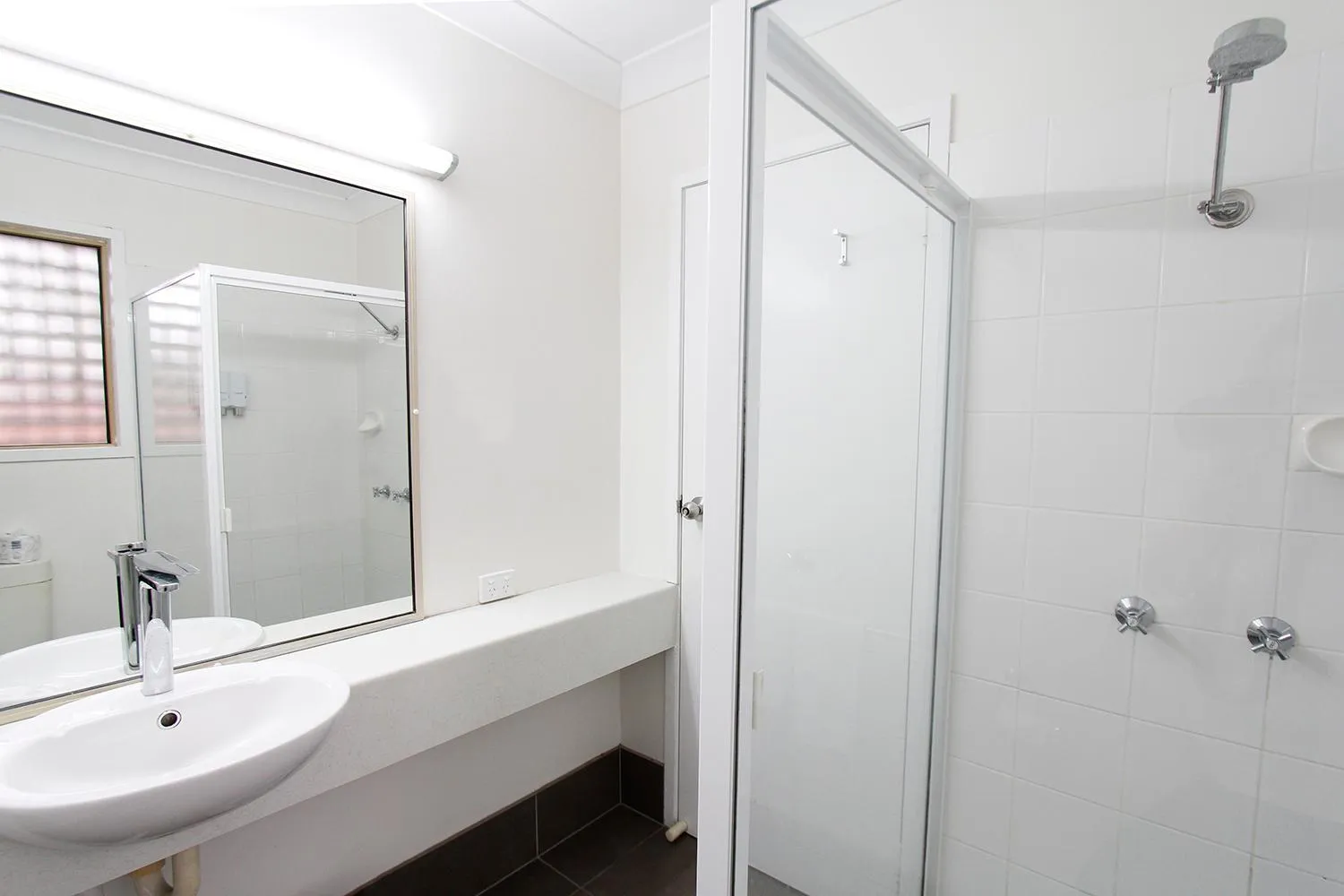 Bathroom in Sugar Country Motor Inn