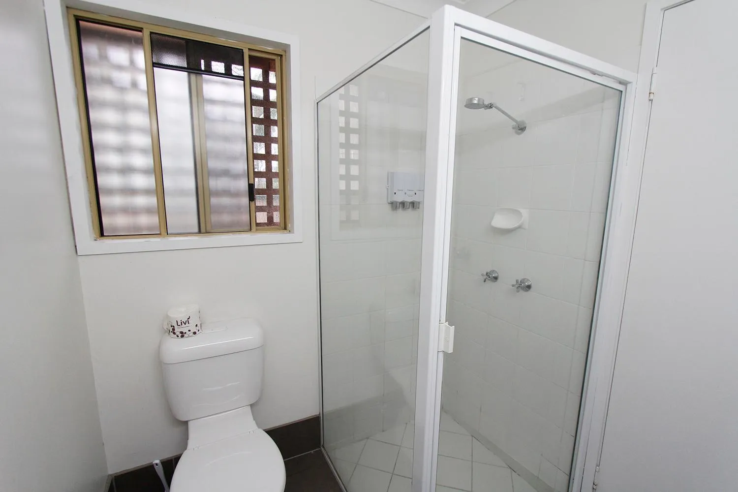 Bathroom in Sugar Country Motor Inn