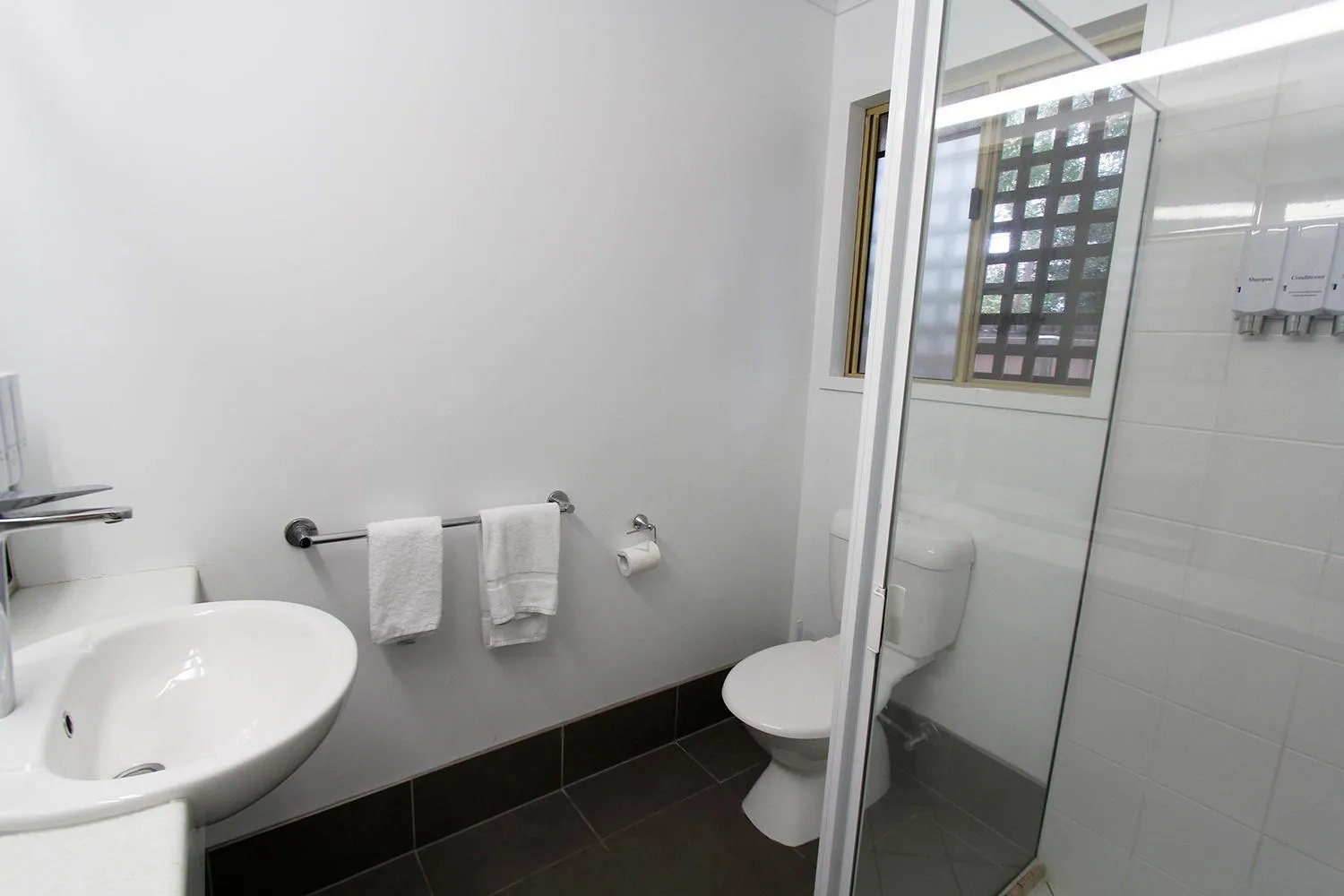 Bathroom in Sugar Country Motor Inn