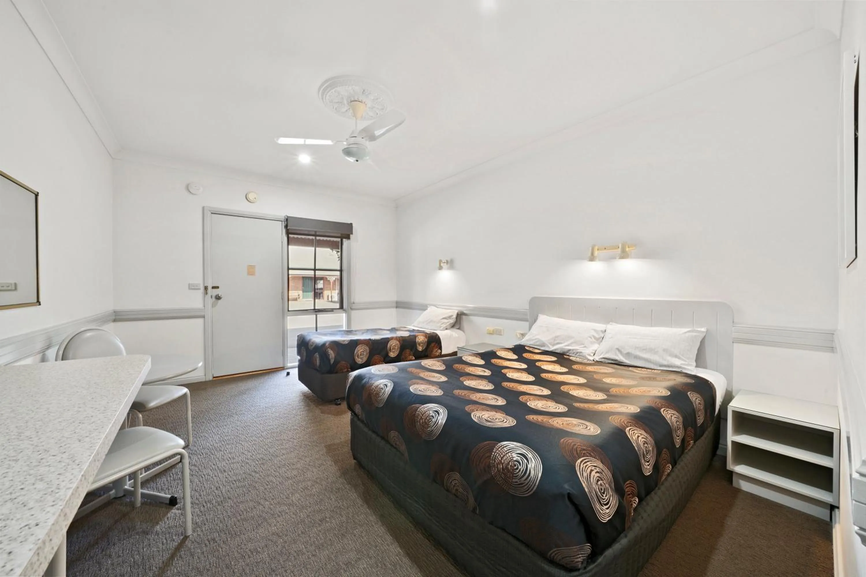 Bedroom, Bed in Centre Town Motel