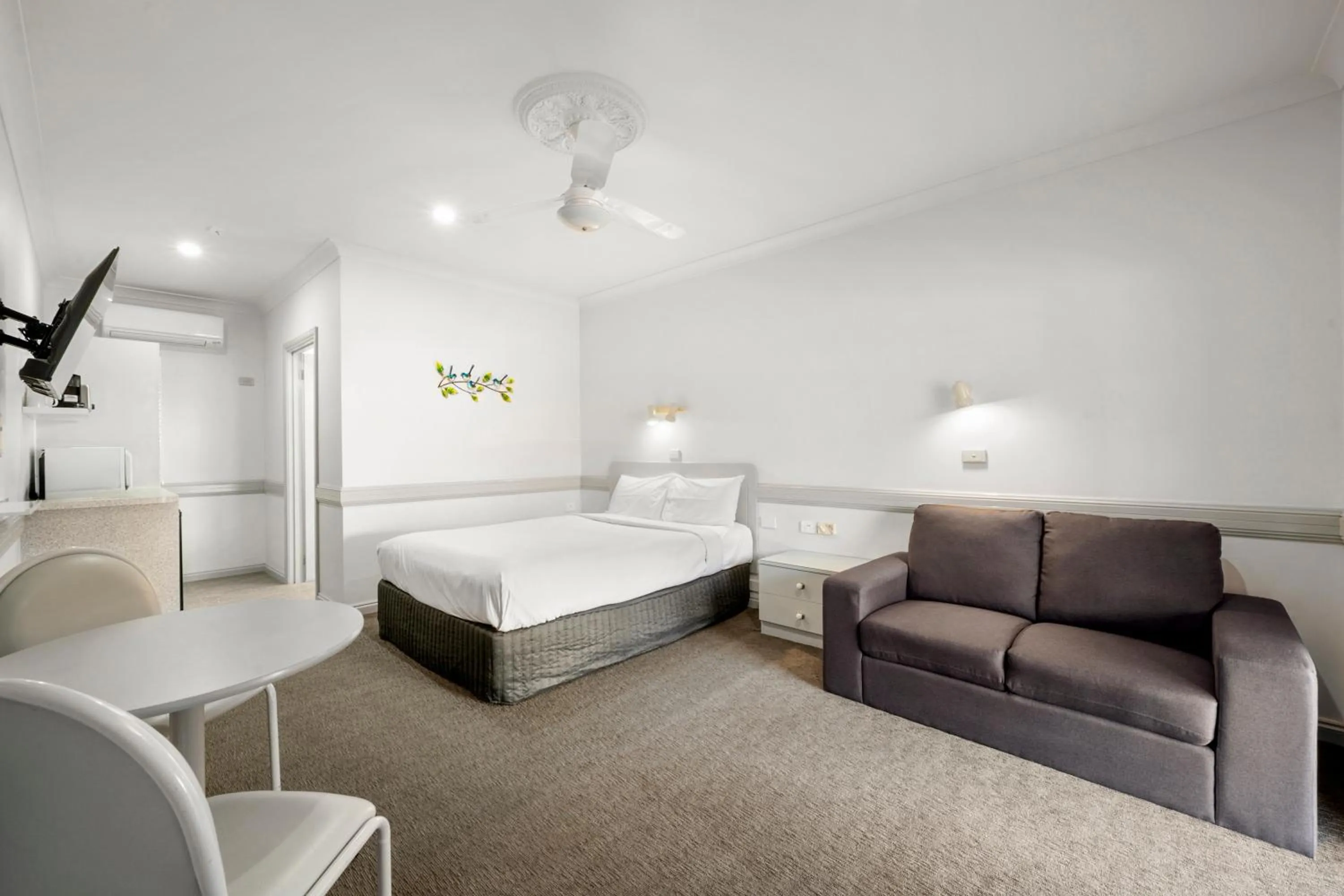 Bedroom, Bed in Centre Town Motel