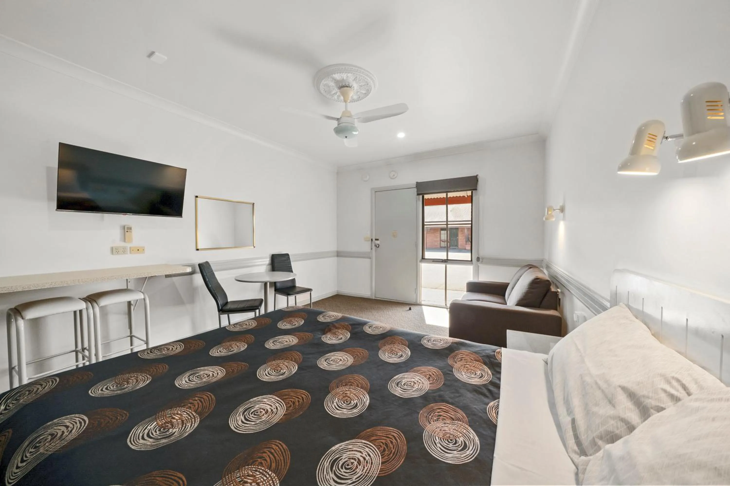 Photo of the whole room, Bed in Centre Town Motel