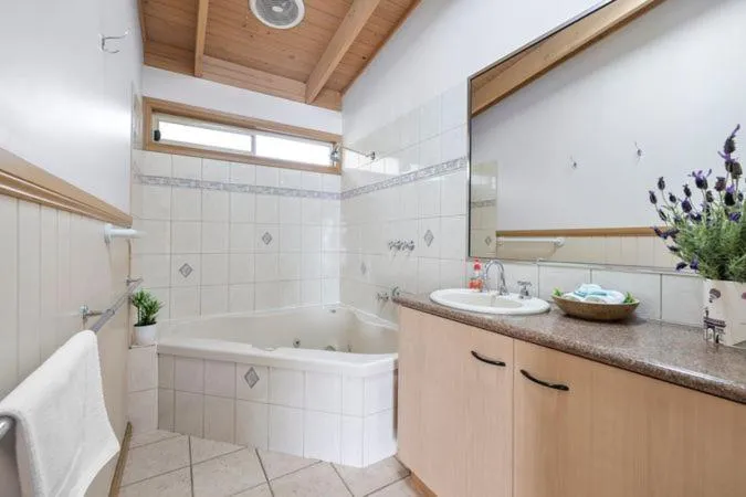 Bathroom in Halls Haven Holiday Units