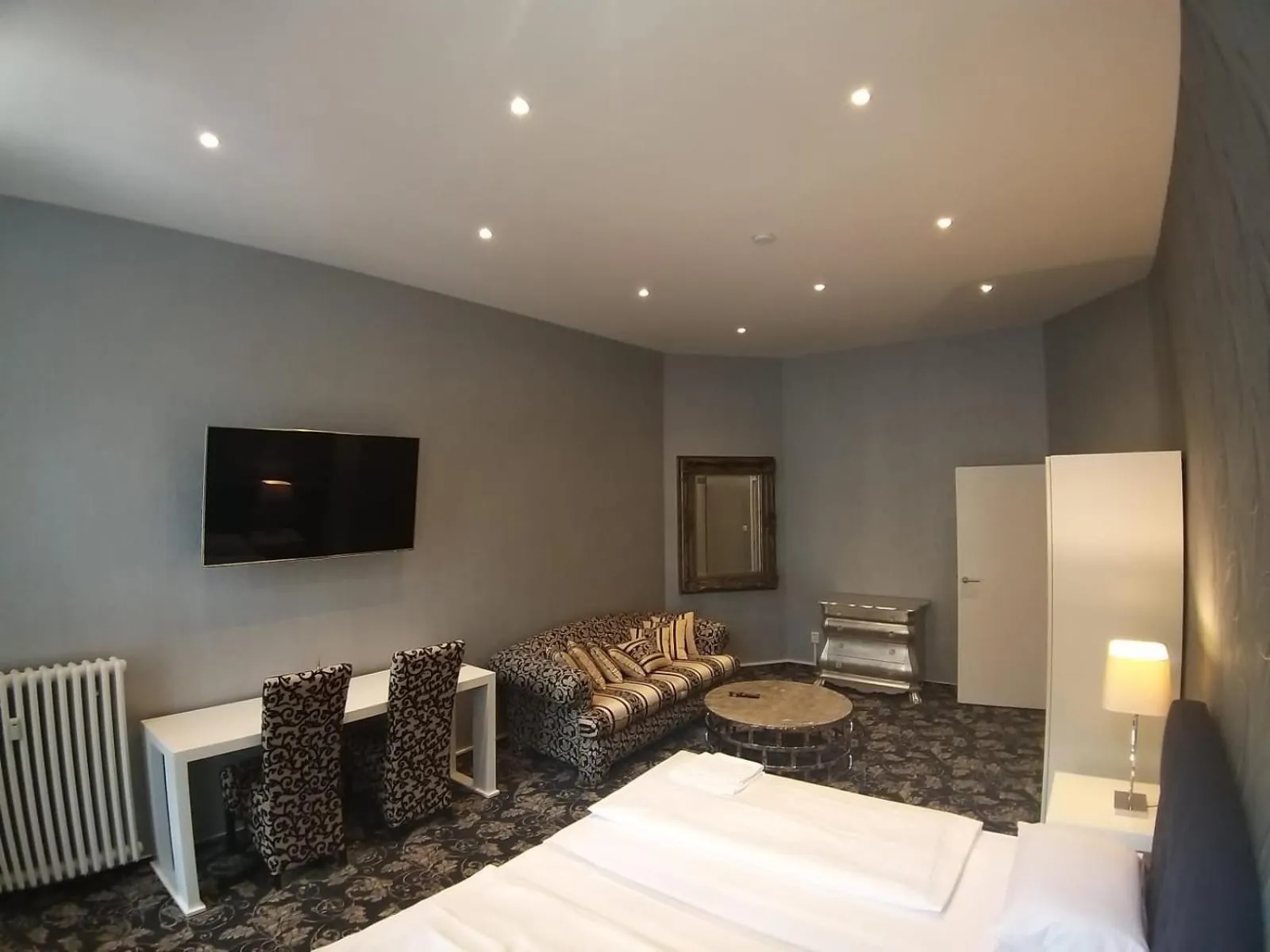 Communal lounge/ TV room, Bed in Hotel Gasteiner Hof