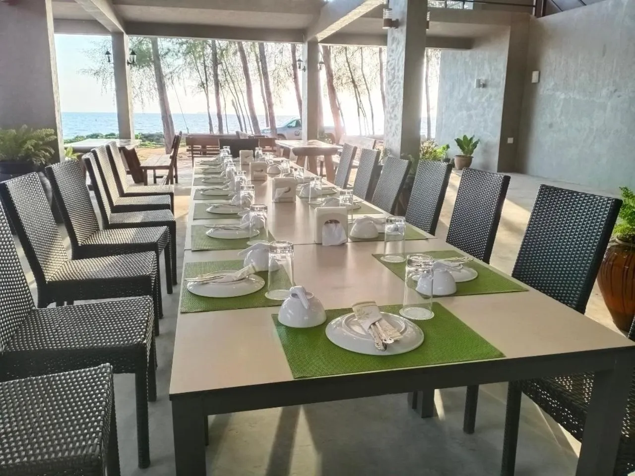 Restaurant/places to eat in The Chevalley Beach Resort