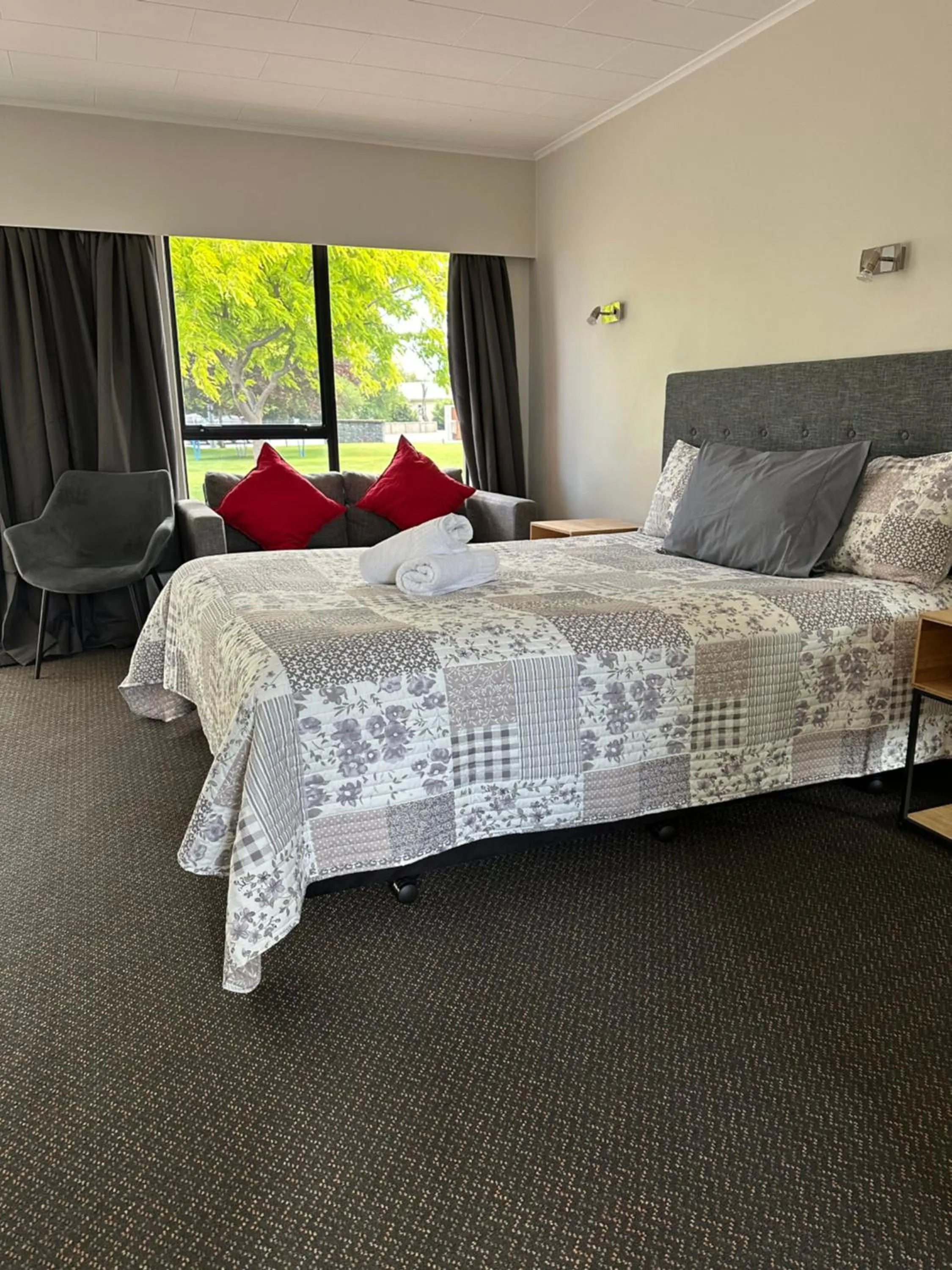 Seating area, Bed in Cherylea Motel