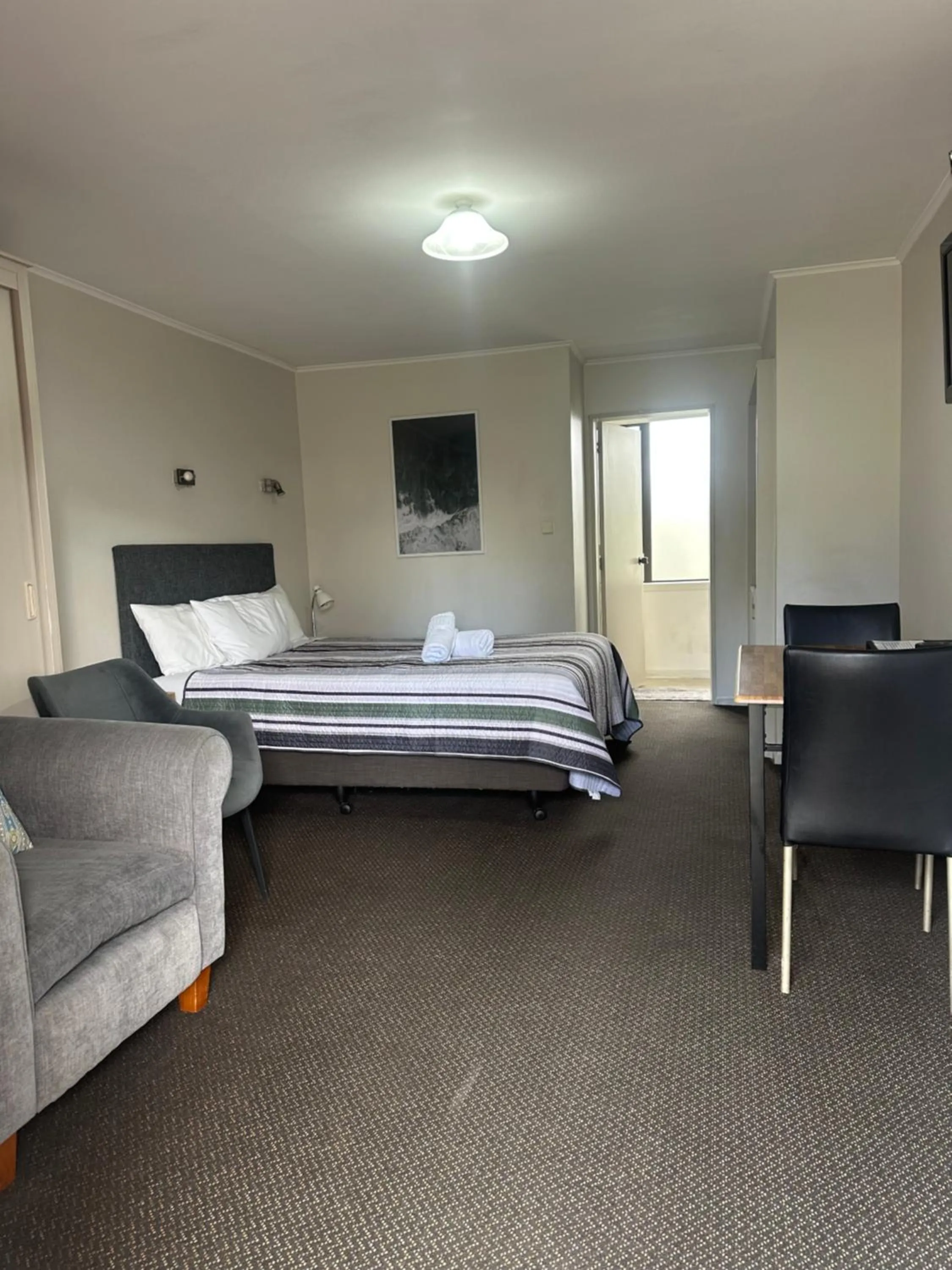 Seating area, Bed in Cherylea Motel